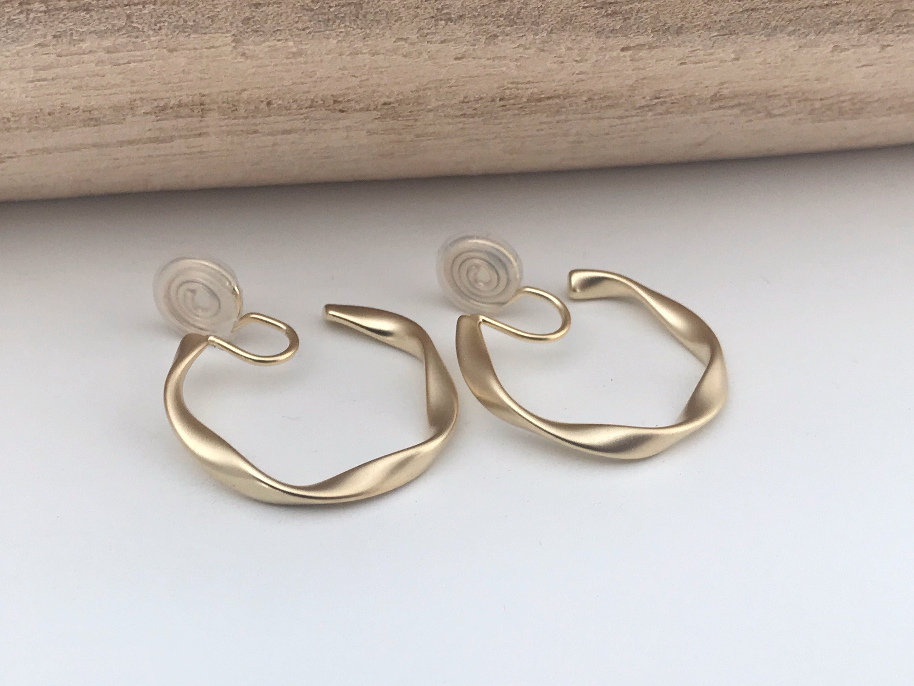PAINLESS ! CLIPS U spiral earrings Twisted circle color Gold / Mat Gold. Comfortable Ear Clips Delicate Loops