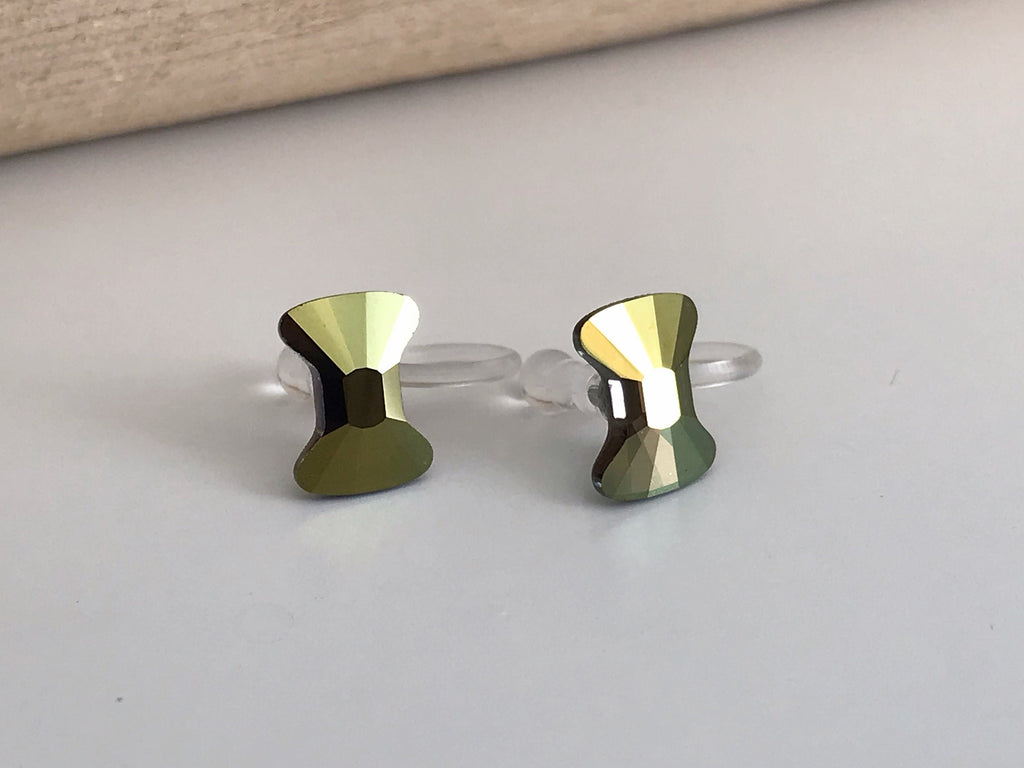 Boucles d'oreilles CLIPS invisible Cristal Noeud de papillon Vert métal, Cristaux PureCristal Petits Clips d'Oreille, Bijoux Minimaliste.