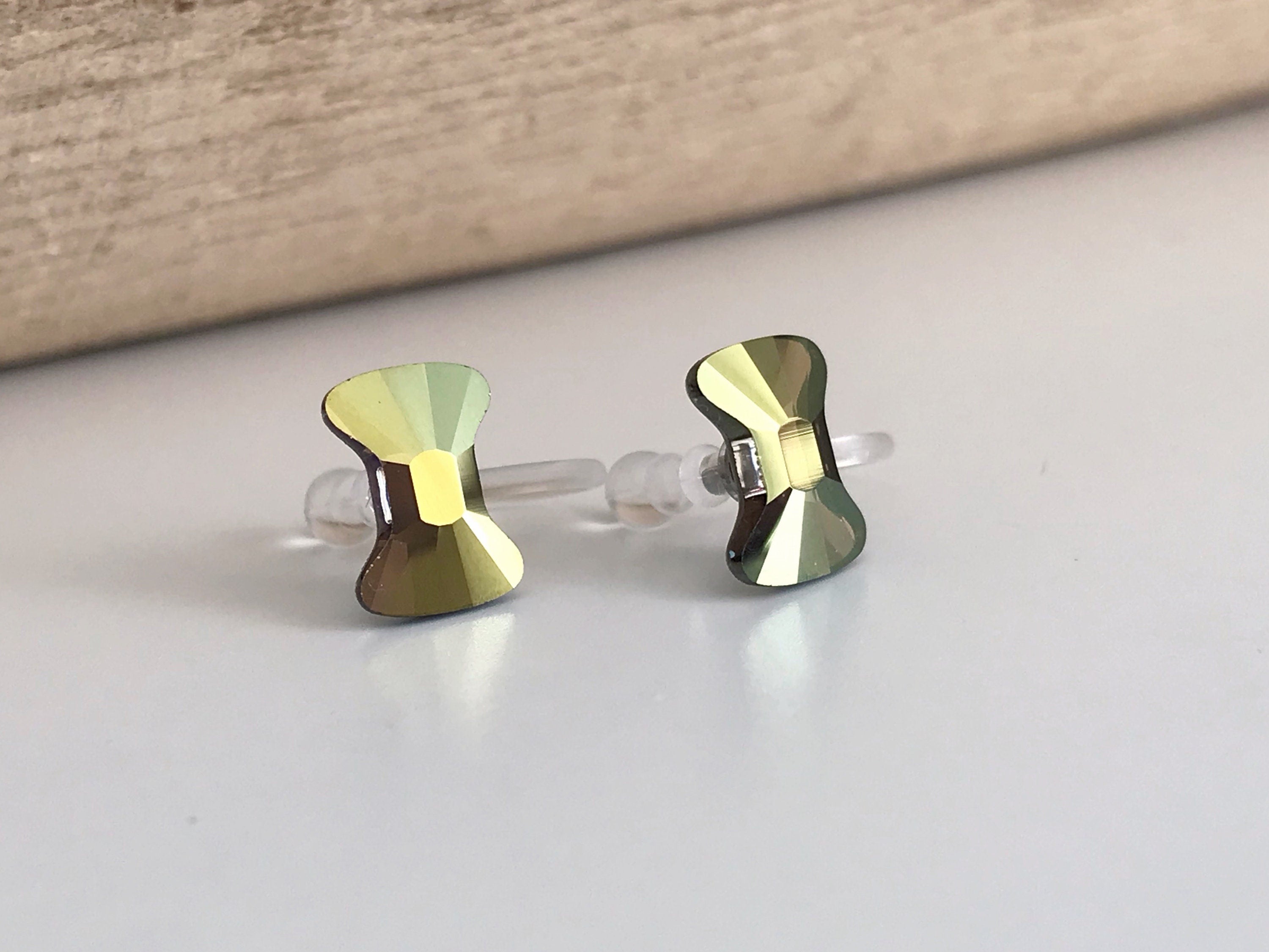 Boucles d'oreilles CLIPS invisible Cristal Noeud de papillon Vert métal, Cristaux PureCristal Petits Clips d'Oreille, Bijoux Minimaliste.