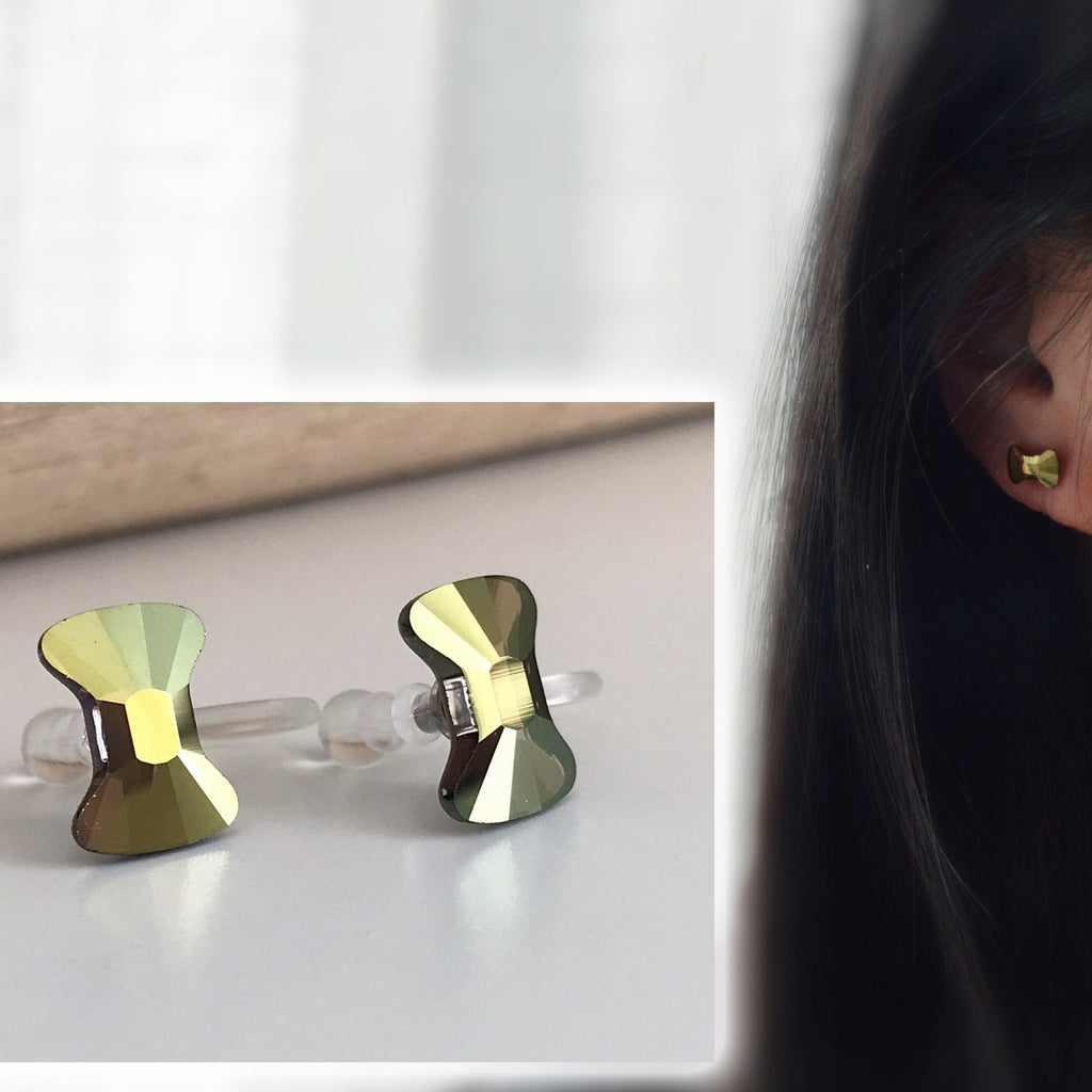 Boucles d'oreilles CLIPS invisible Cristal Noeud de papillon Vert métal, Cristaux PureCristal Petits Clips d'Oreille, Bijoux Minimaliste.