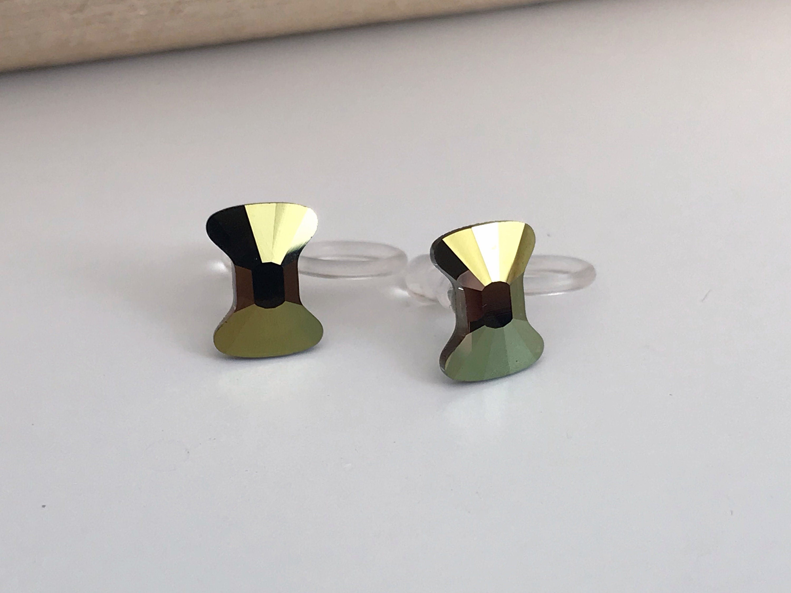 Boucles d'oreilles CLIPS invisible Cristal Noeud de papillon Vert métal, Cristaux PureCristal Petits Clips d'Oreille, Bijoux Minimaliste.