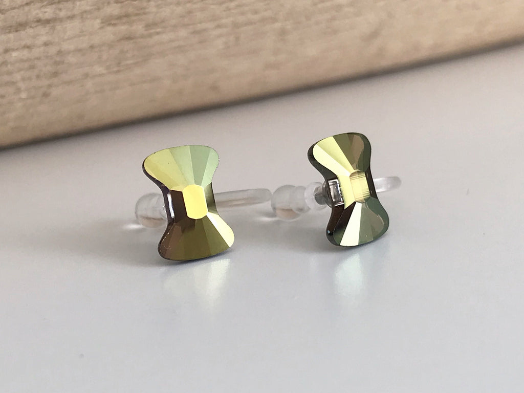 Boucles d'oreilles CLIPS invisible Cristal Noeud de papillon Vert métal, Cristaux PureCristal Petits Clips d'Oreille, Bijoux Minimaliste.