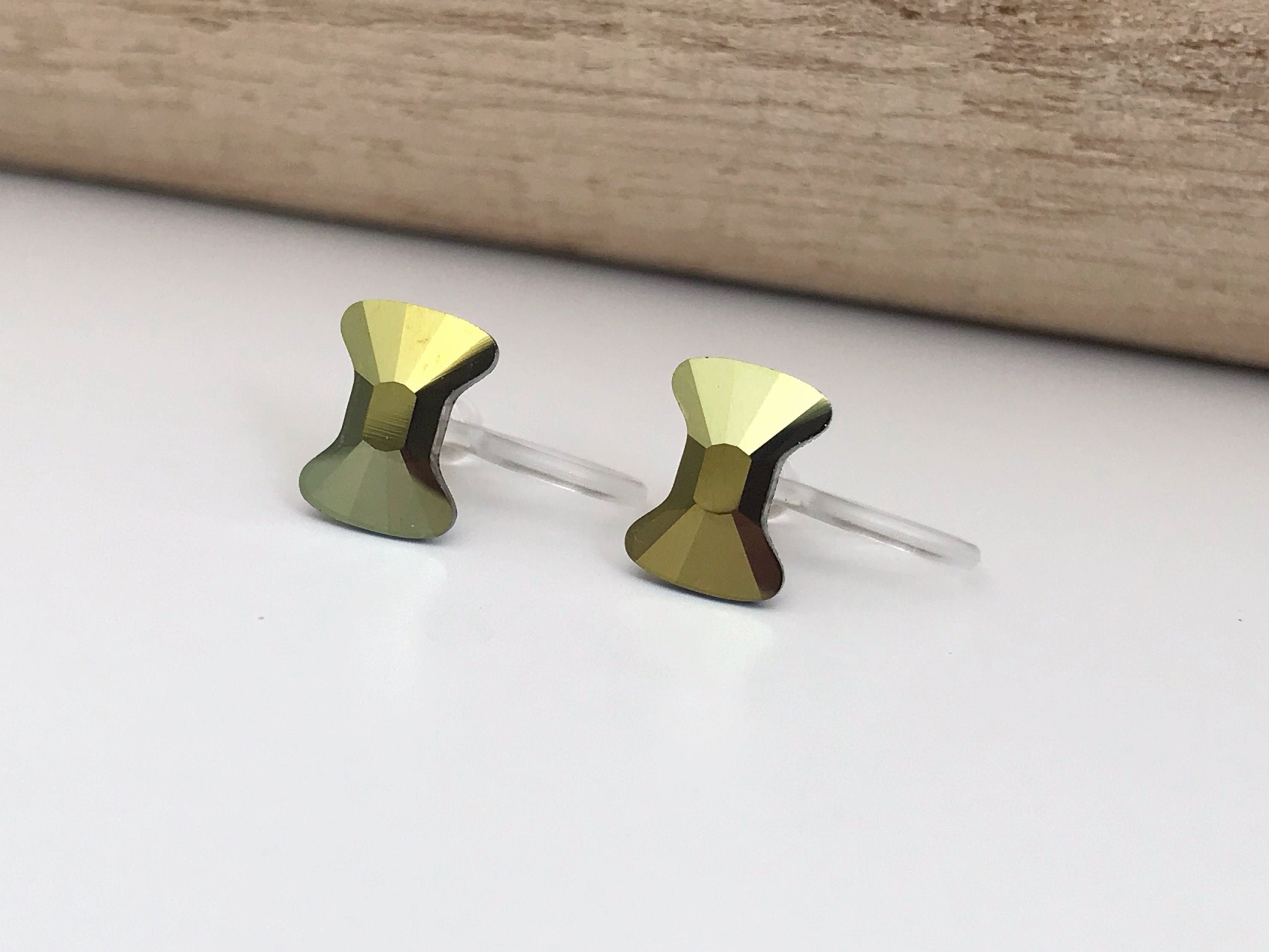 Boucles d'oreilles CLIPS invisible Cristal Noeud de papillon Vert métal, Cristaux PureCristal Petits Clips d'Oreille, Bijoux Minimaliste.