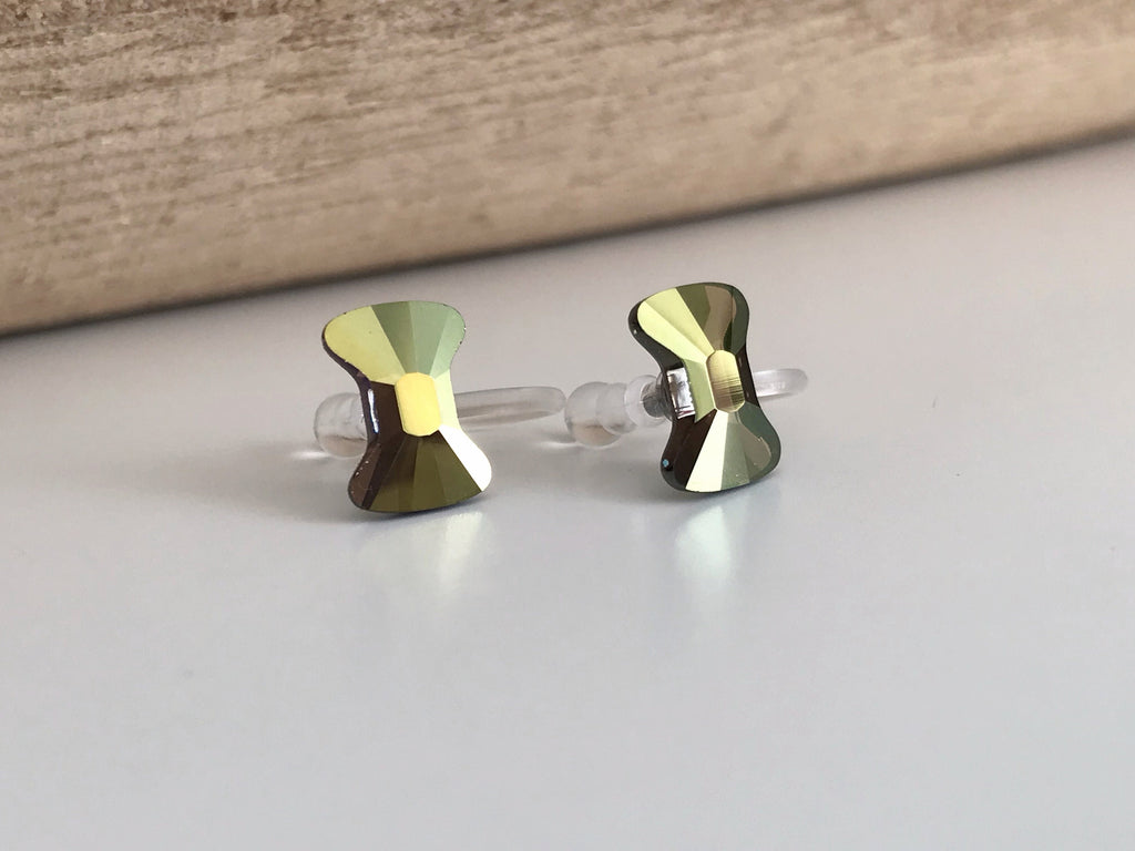 Boucles d'oreilles CLIPS invisible Cristal Noeud de papillon Vert métal, Cristaux PureCristal Petits Clips d'Oreille, Bijoux Minimaliste.