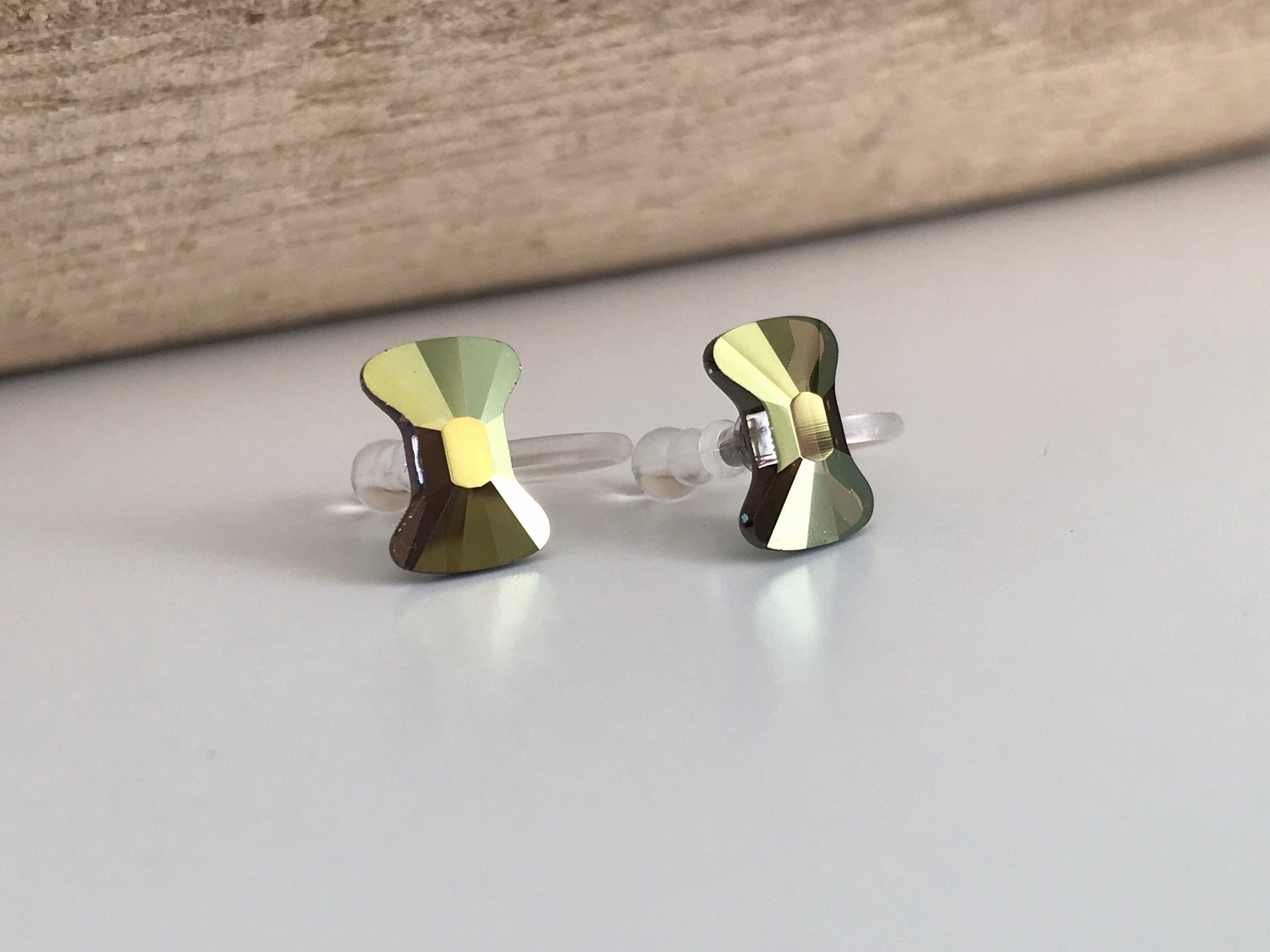 Boucles d'oreilles CLIPS invisible Cristal Noeud de papillon Vert métal, Cristaux PureCristal Petits Clips d'Oreille, Bijoux Minimaliste.