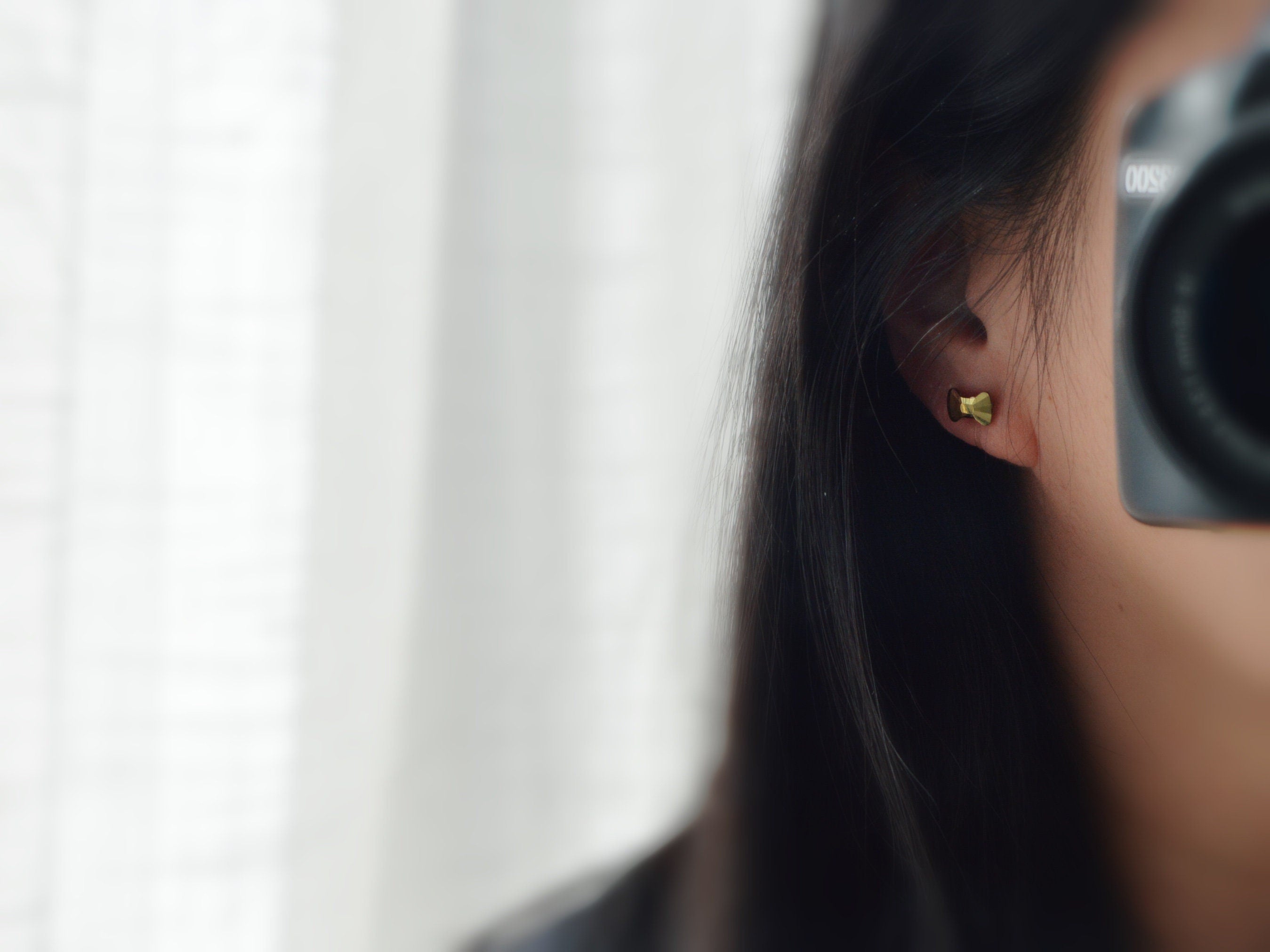 Boucles d'oreilles CLIPS invisible Cristal Noeud de papillon Vert métal, Cristaux PureCristal Petits Clips d'Oreille, Bijoux Minimaliste.