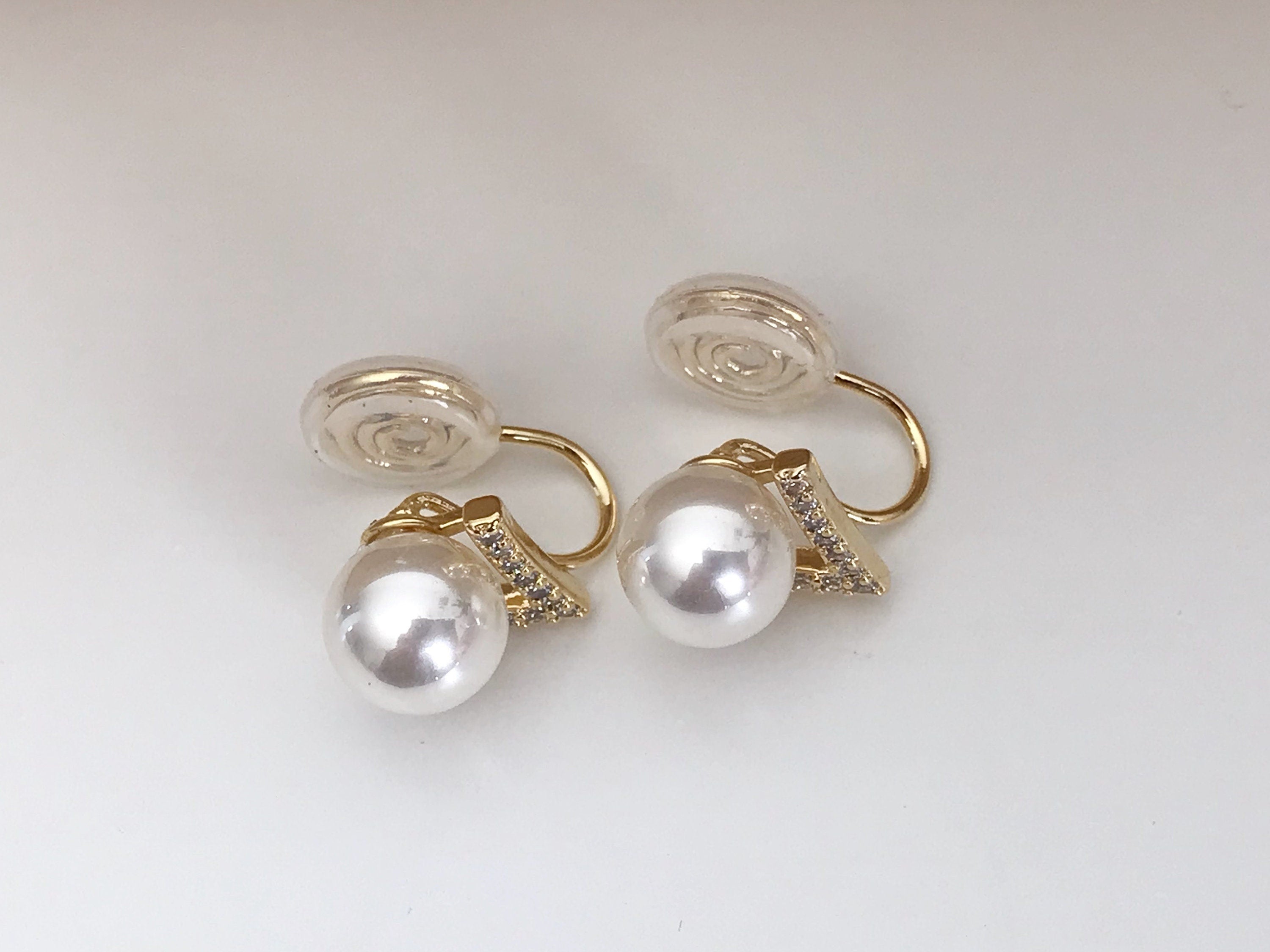 PAINLESS ! CLIPS U spiral V earrings Mini Zircon Stones with large white Pearl in Gold/Silver color. Comfortable clips.