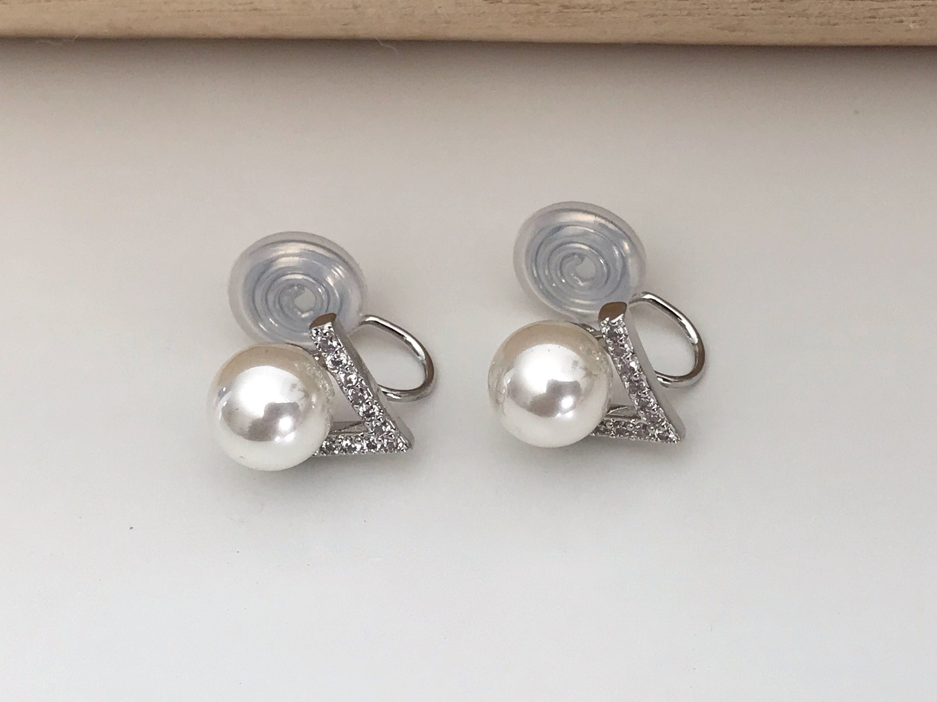 PAINLESS ! CLIPS U spiral V earrings Mini Zircon Stones with large white Pearl in Gold/Silver color. Comfortable clips.