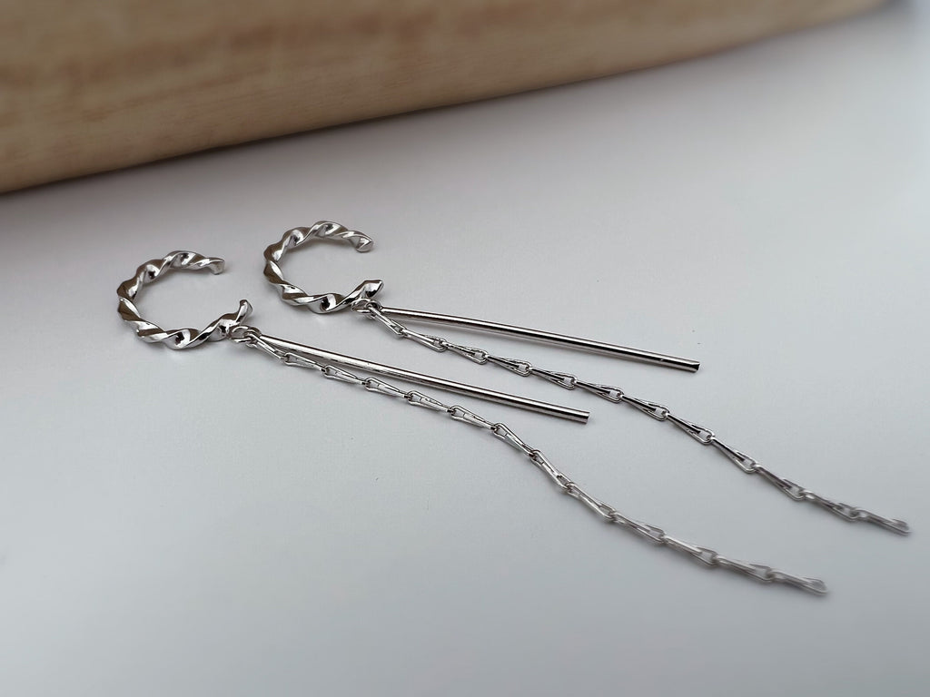 Clips d'oreilles torsadé avec longue chaine et barre couleur Argent/ Or pour oreilles non percées. clips d'oreilles confortable