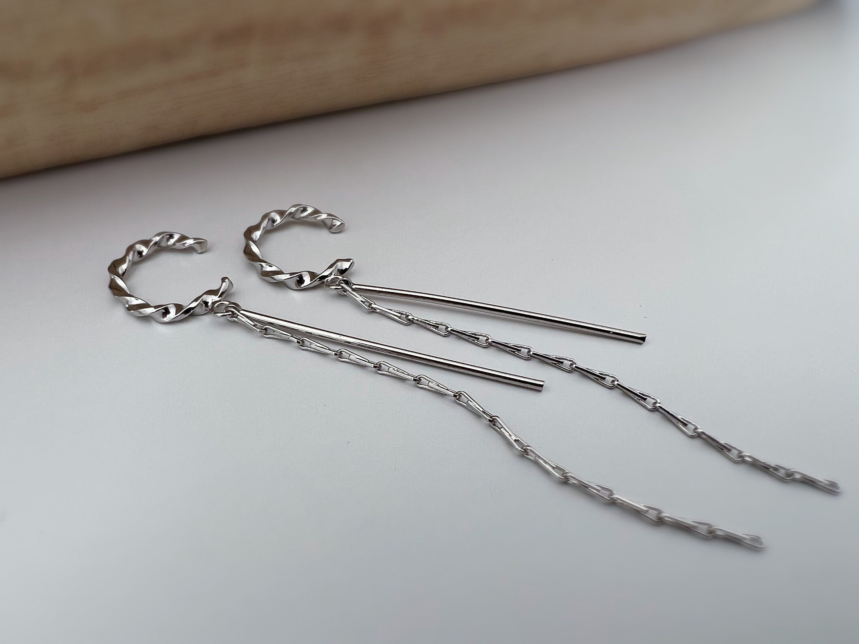 Clips d'oreilles torsadé avec longue chaine et barre couleur Argent/ Or pour oreilles non percées. clips d'oreilles confortable