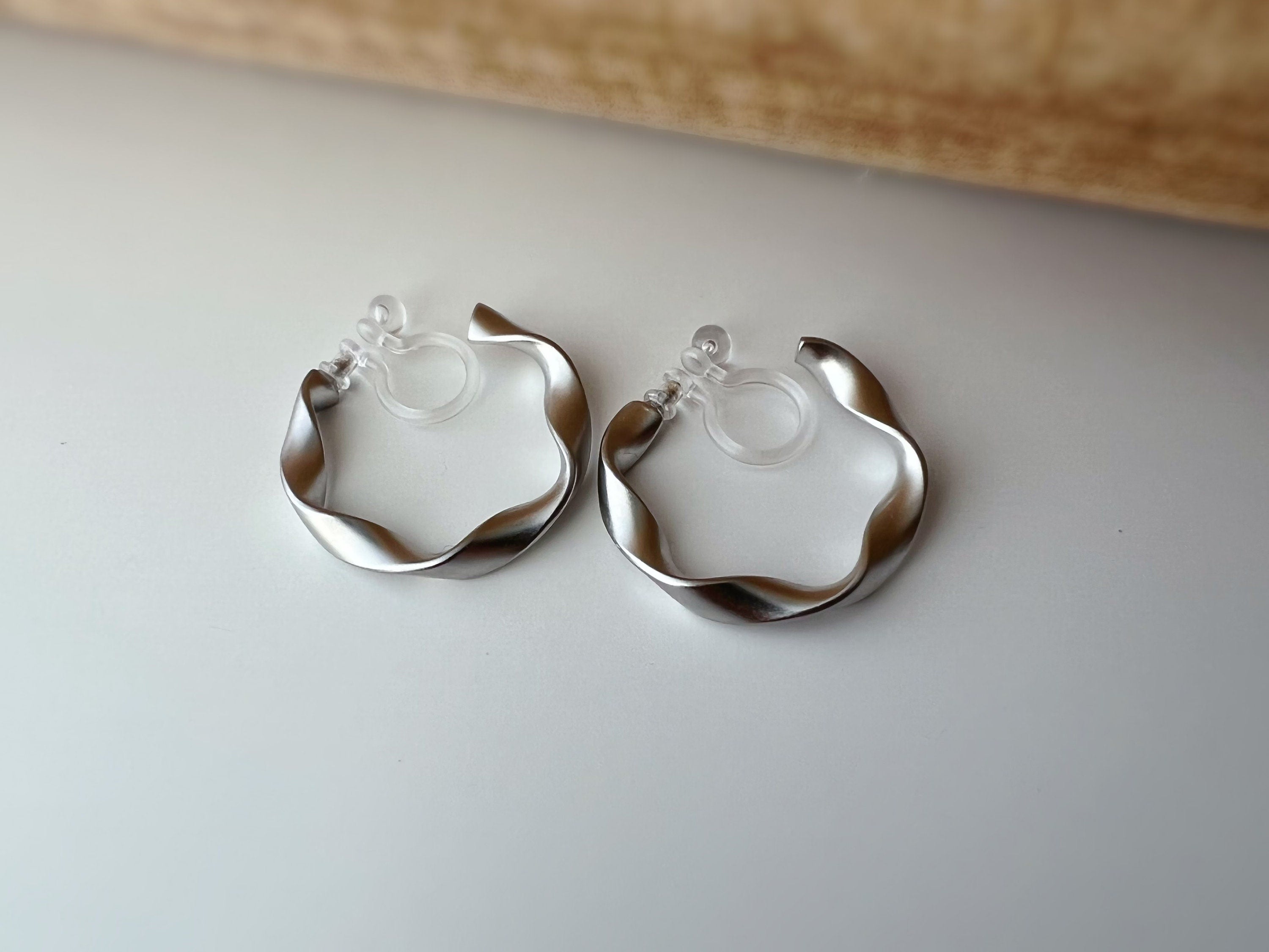 Anneaux Créoles Torsadé 20mm Clips Invisibles, CLIPS d'oreille Créoles Couleur Argent / Or/ Or mat. Oreilles non percées, Anneaux 2cm.