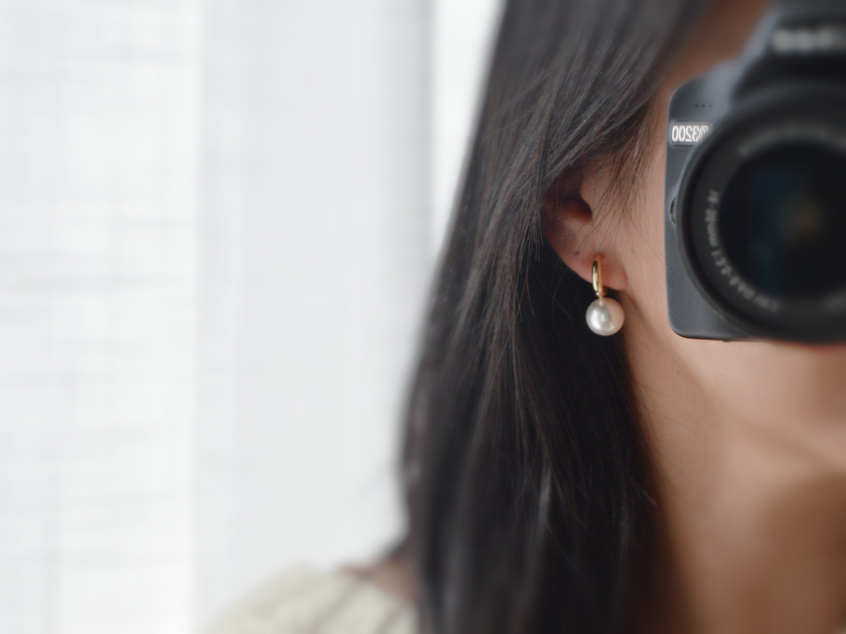 SANS DOULEUR ! Boucles d'oreilles CLIPS U spirale Petit créole or avec grande Perle blanche. Clips confortable. prêt à offrir