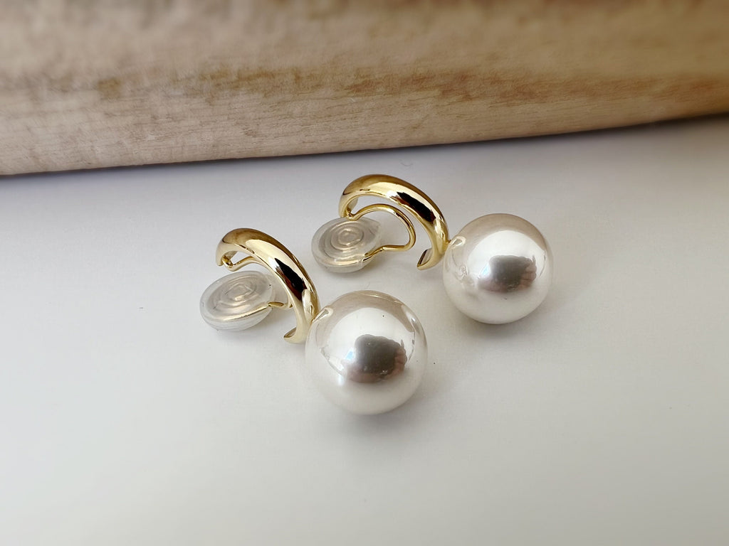 SANS DOULEUR ! Boucles d'oreilles CLIPS U spirale Petit créole or avec grande Perle blanche. Clips confortable. prêt à offrir