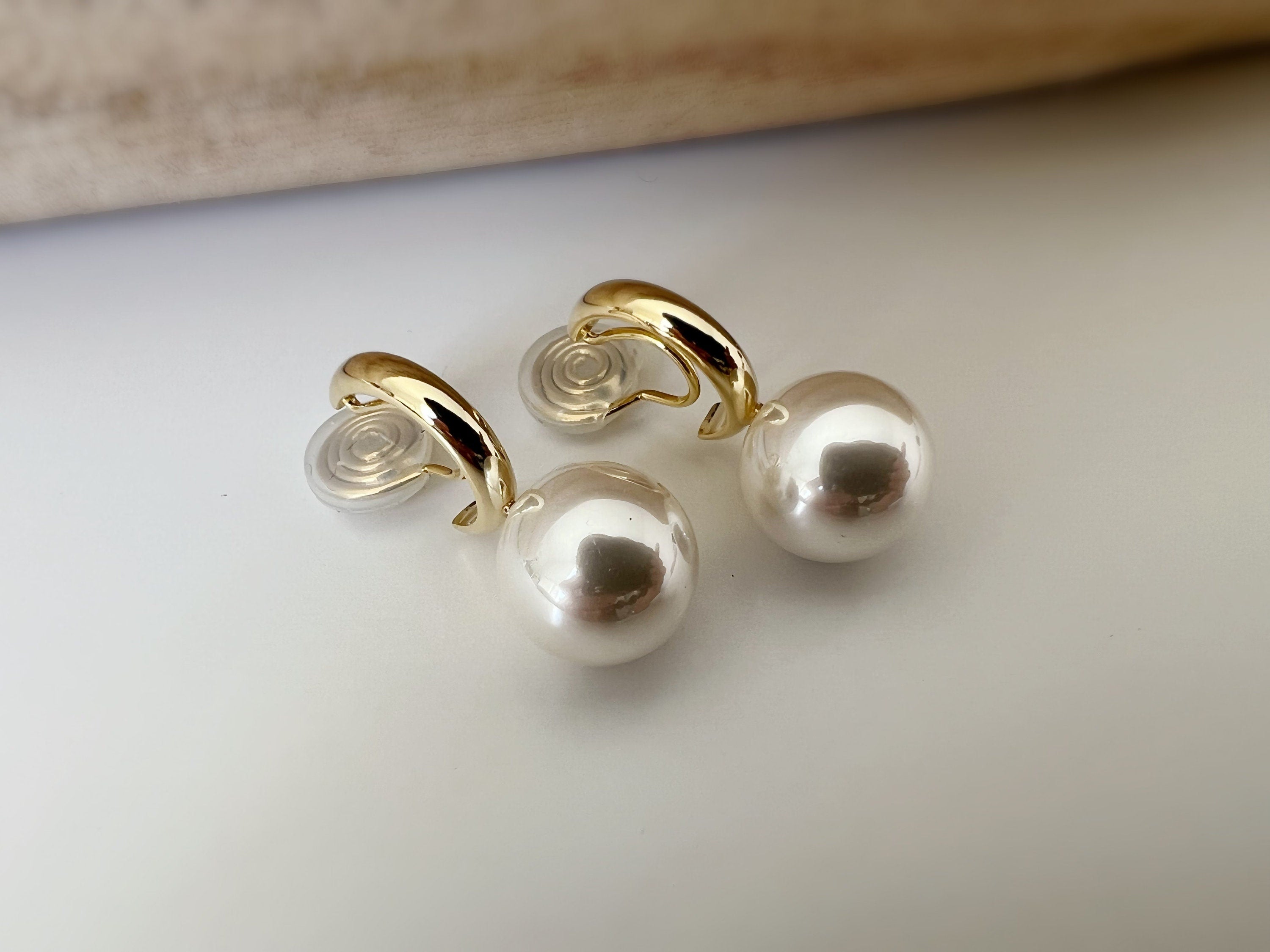 SANS DOULEUR ! Boucles d'oreilles CLIPS U spirale Petit créole or avec grande Perle blanche. Clips confortable. prêt à offrir