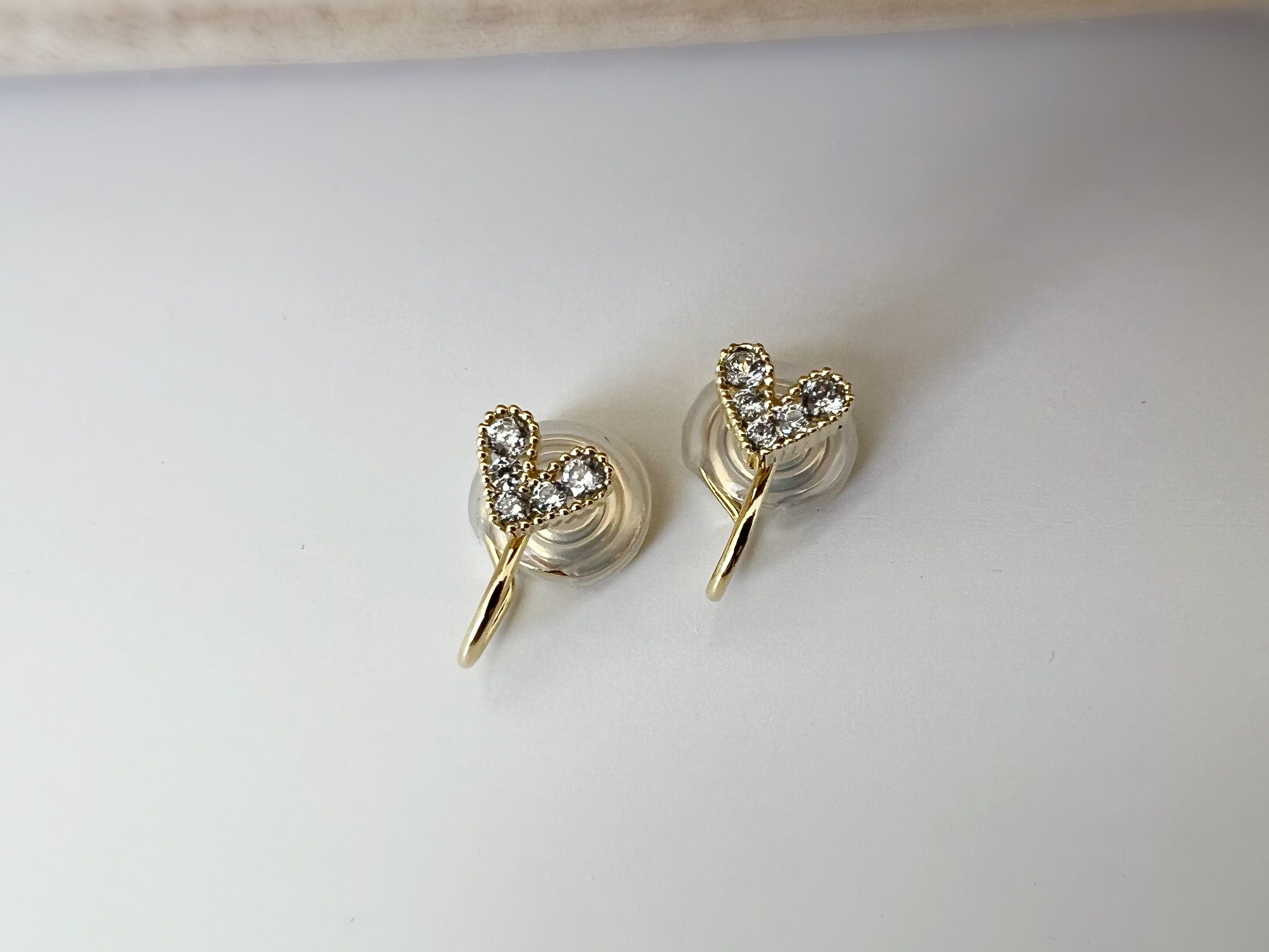 SANS DOULEUR ! Boucles d'oreilles CLIPS U spirale Mini Coeur strass Mini Zircon plaqué d'Or. Clips d'oreilles confortable.