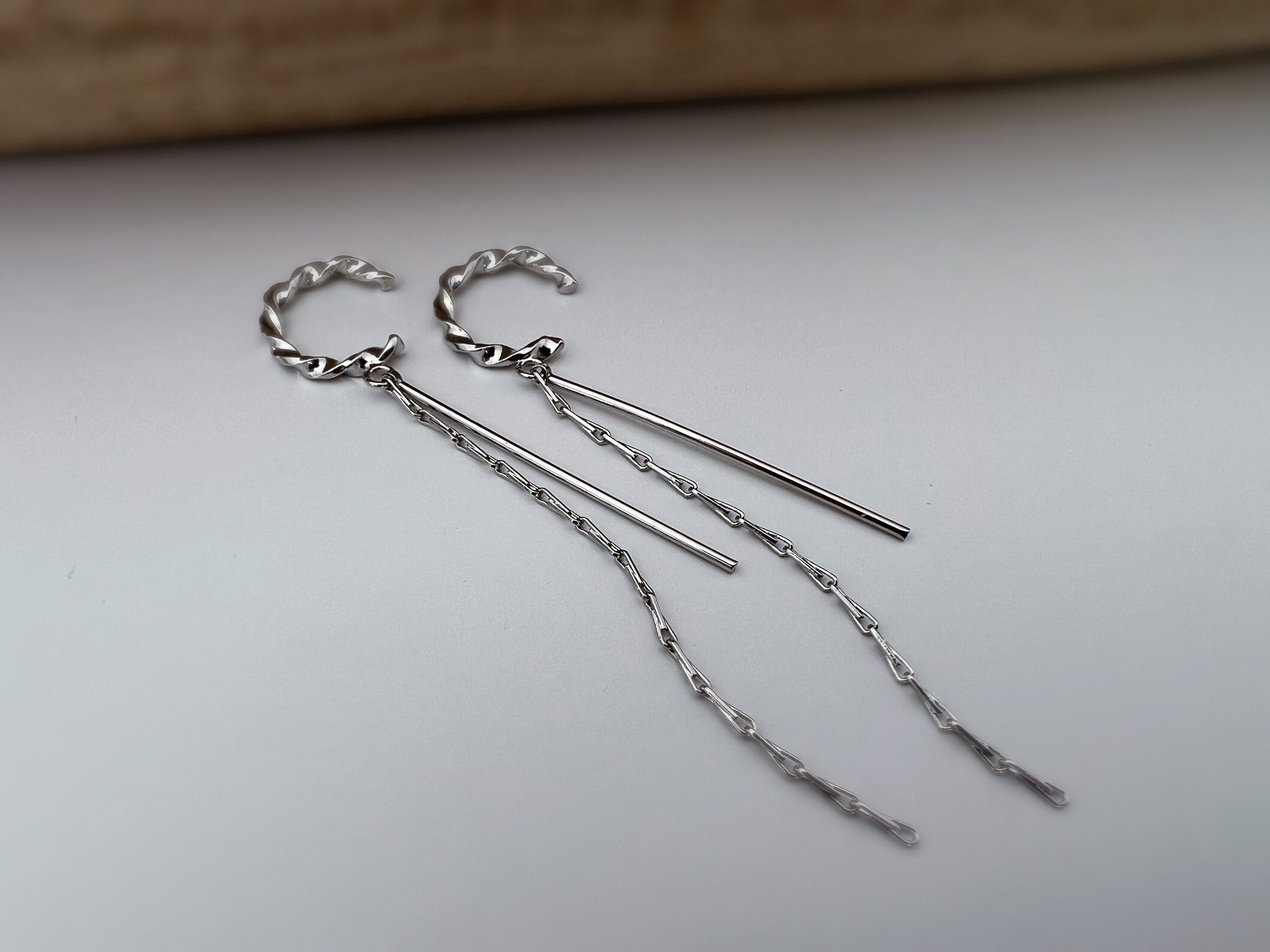Clips d'oreilles torsadé avec longue chaine et barre couleur Argent/ Or pour oreilles non percées. clips d'oreilles confortable