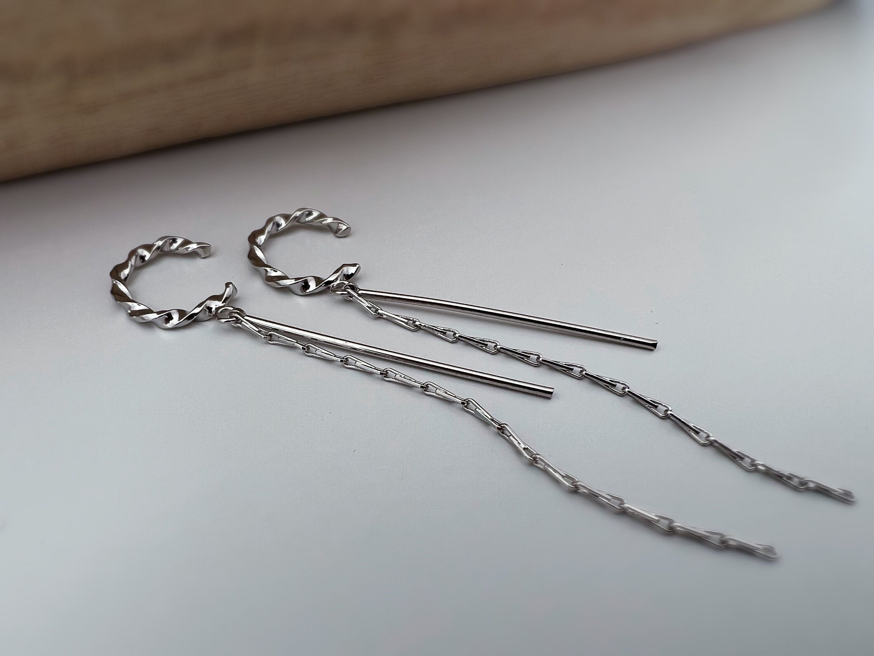 Clips d'oreilles torsadé avec longue chaine et barre couleur Argent/ Or pour oreilles non percées. clips d'oreilles confortable