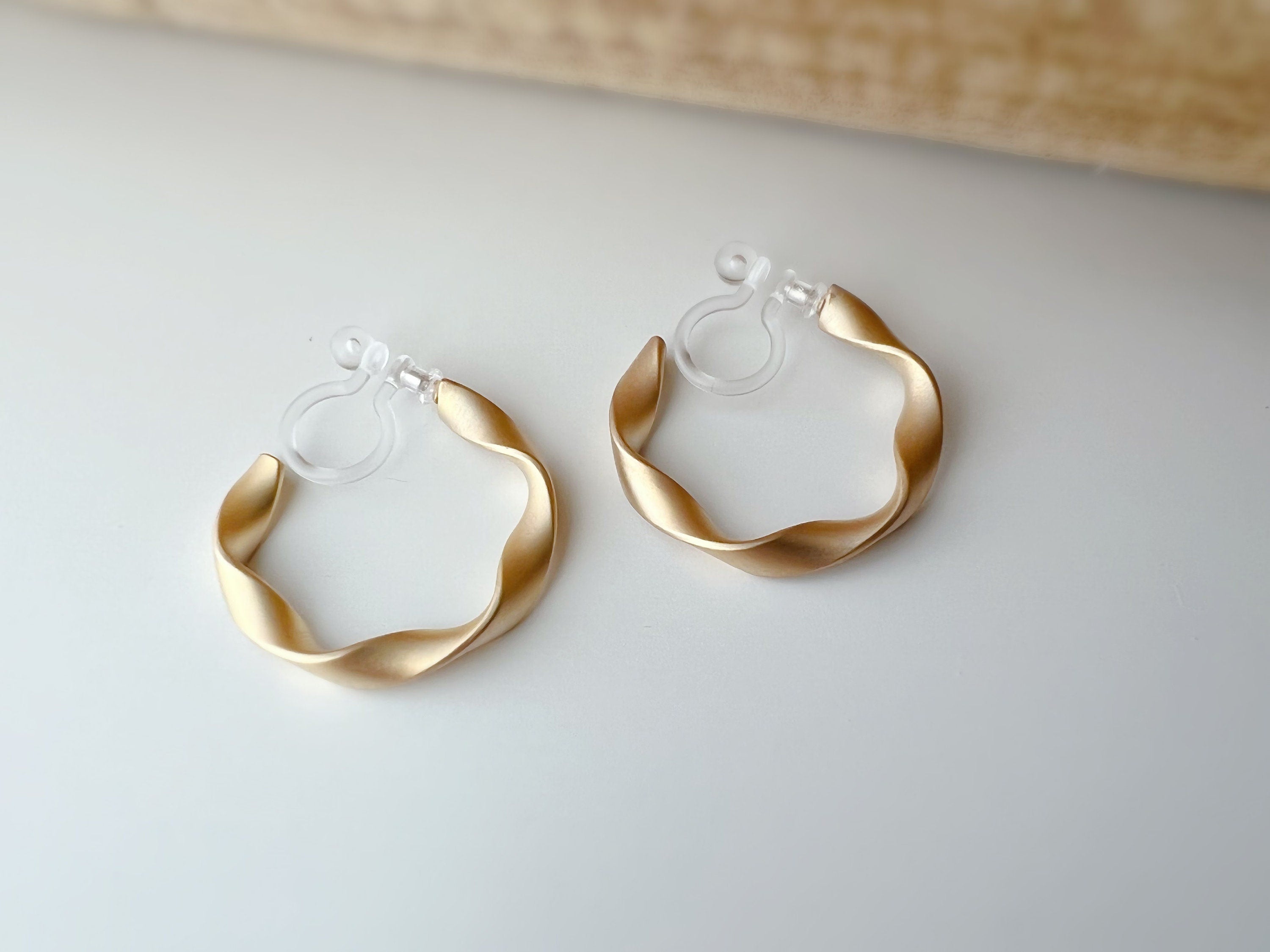 Anneaux Créoles Torsadé 20mm Clips Invisibles, CLIPS d'oreille Créoles Couleur Argent / Or/ Or mat. Oreilles non percées, Anneaux 2cm.