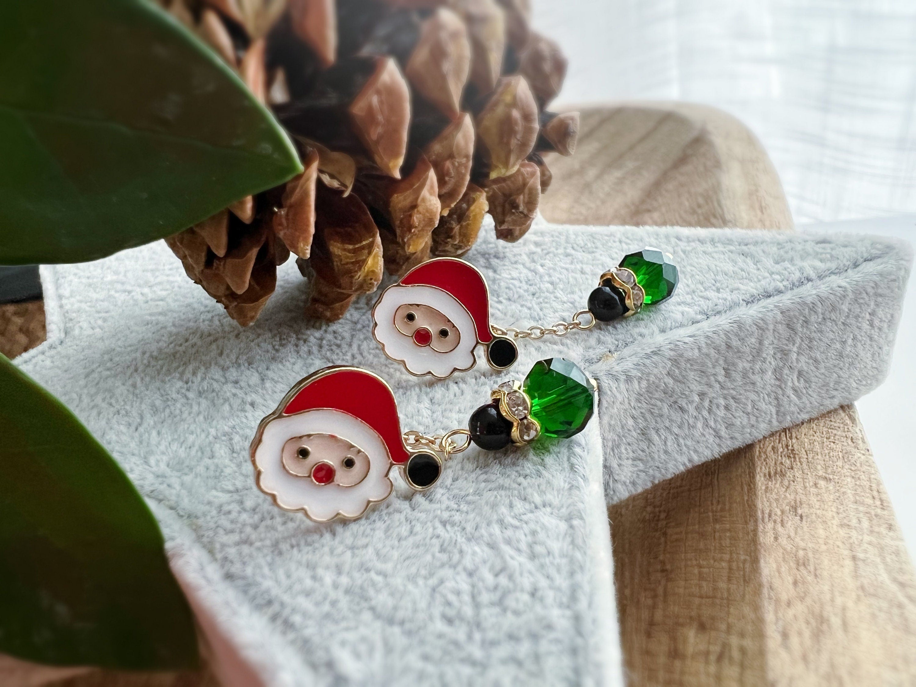 Père Noël . Clips Invisible Recto-Verso, Perle agate noir Perle verre vert facette. Cadeaux Noël Prêt à offrir