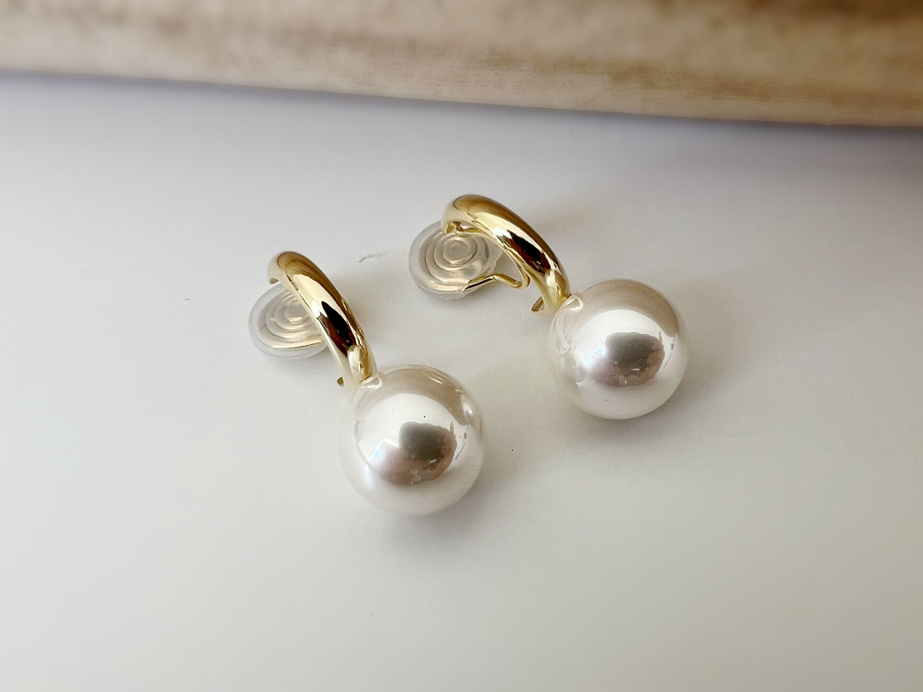 SANS DOULEUR ! Boucles d'oreilles CLIPS U spirale Petit créole or avec grande Perle blanche. Clips confortable. prêt à offrir