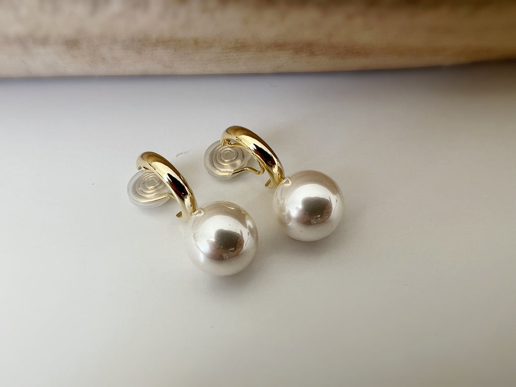 SANS DOULEUR ! Boucles d'oreilles CLIPS U spirale Petit créole or avec grande Perle blanche. Clips confortable. prêt à offrir