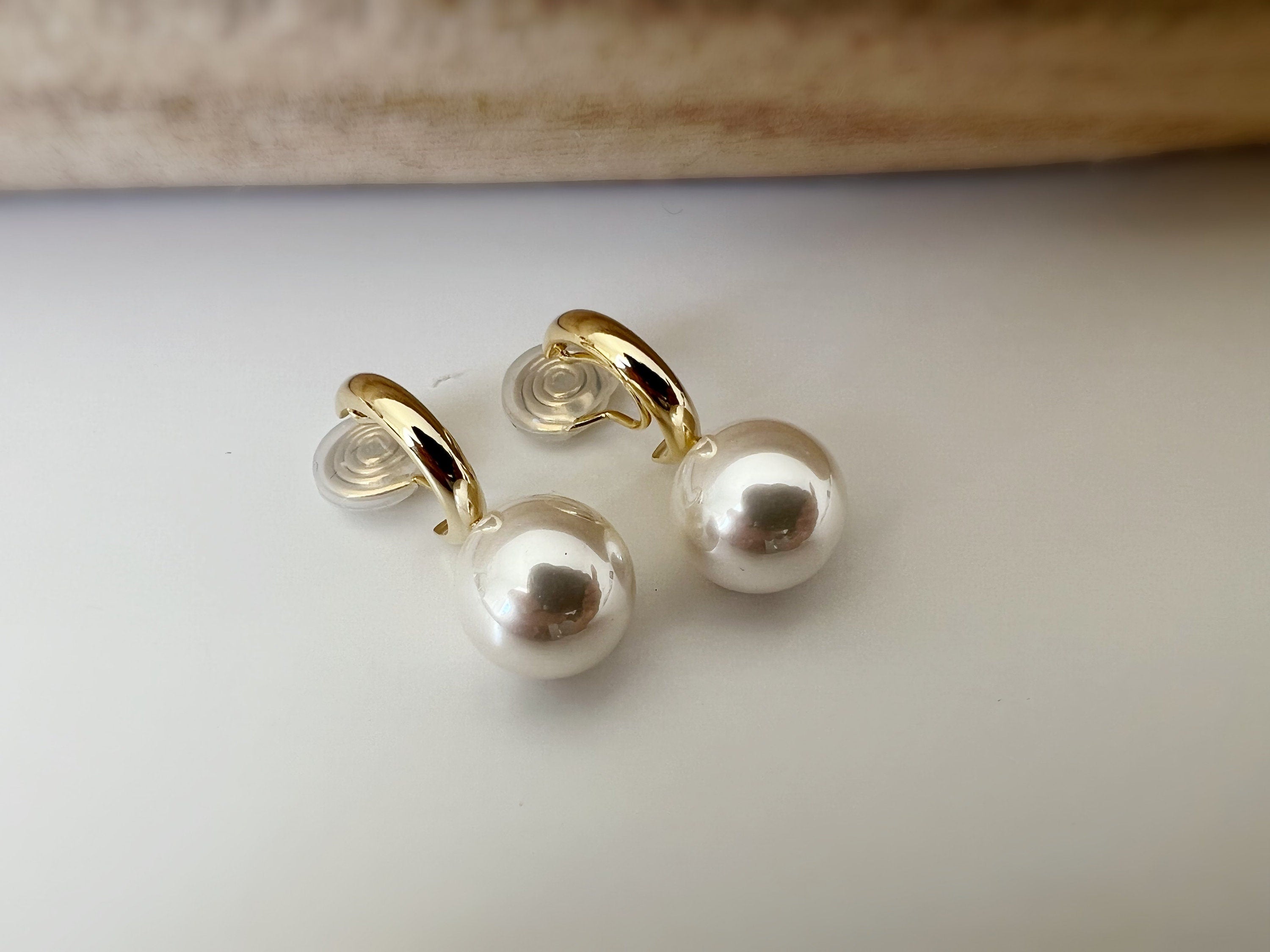 SANS DOULEUR ! Boucles d'oreilles CLIPS U spirale Petit créole or avec grande Perle blanche. Clips confortable. prêt à offrir