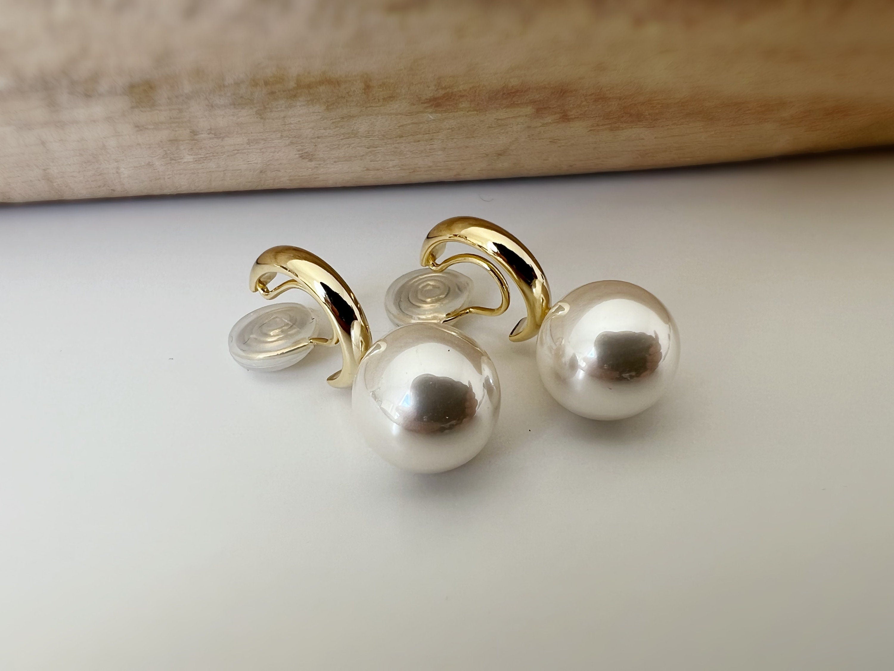 SANS DOULEUR ! Boucles d'oreilles CLIPS U spirale Petit créole or avec grande Perle blanche. Clips confortable. prêt à offrir