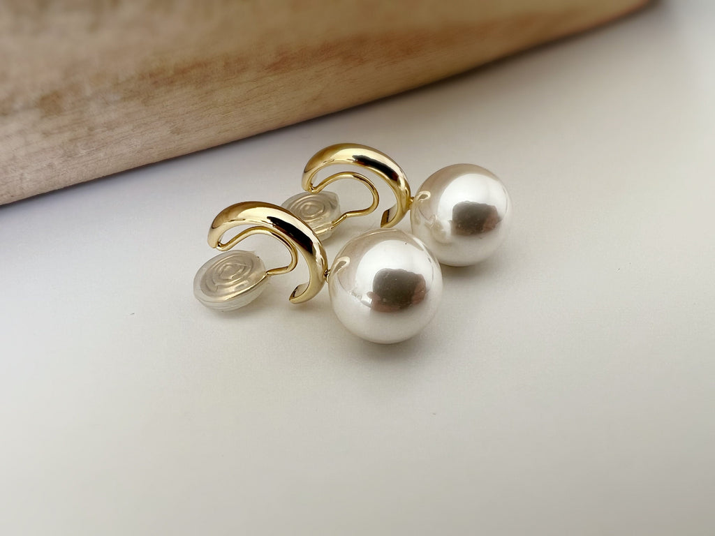 SANS DOULEUR ! Boucles d'oreilles CLIPS U spirale Petit créole or avec grande Perle blanche. Clips confortable. prêt à offrir