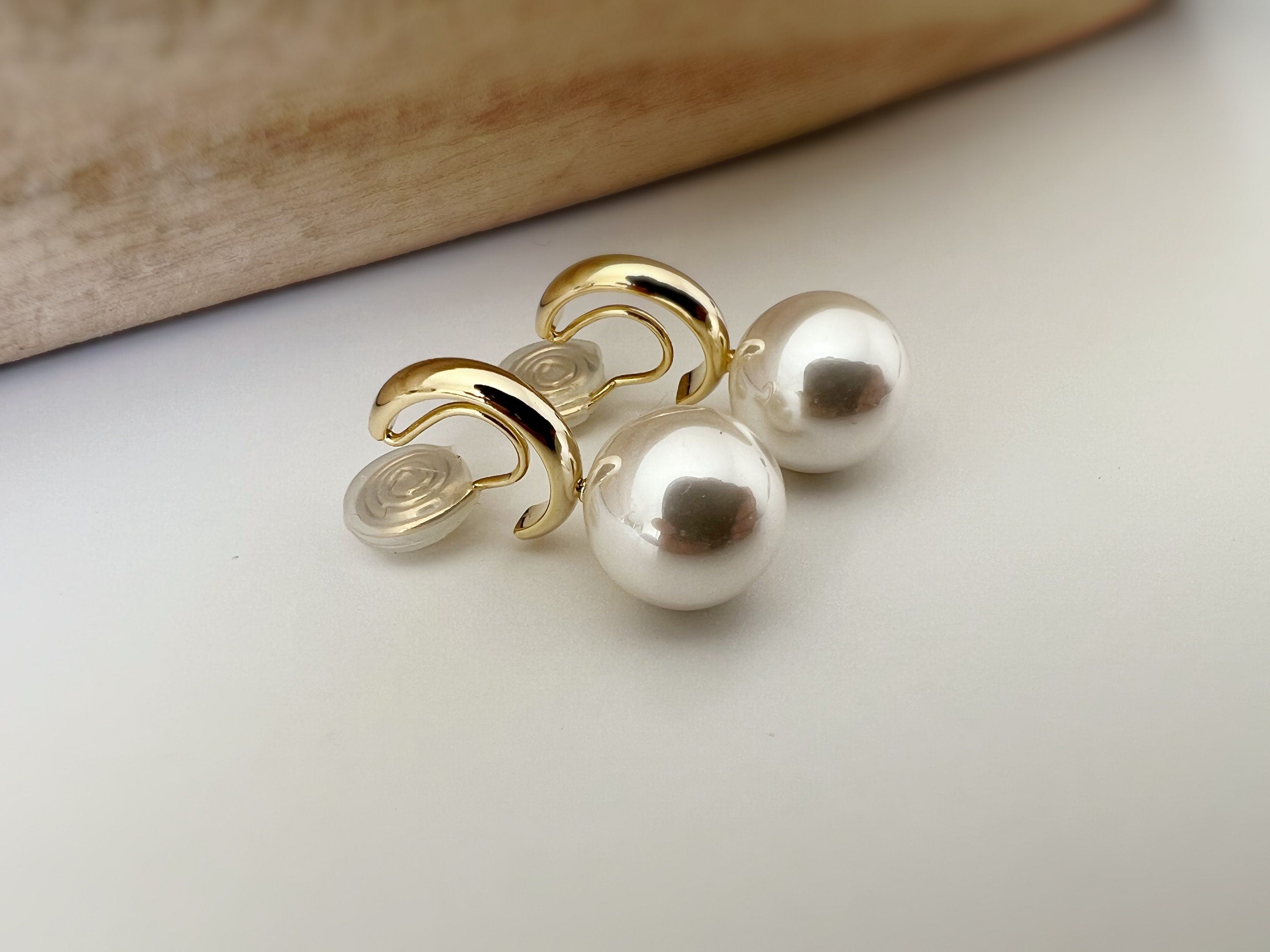 SANS DOULEUR ! Boucles d'oreilles CLIPS U spirale Petit créole or avec grande Perle blanche. Clips confortable. prêt à offrir