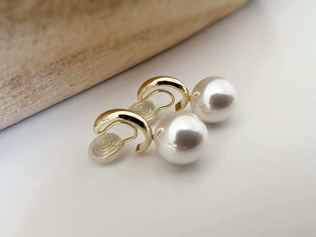 SANS DOULEUR ! Boucles d'oreilles CLIPS U spirale Petit créole or avec grande Perle blanche. Clips confortable. prêt à offrir