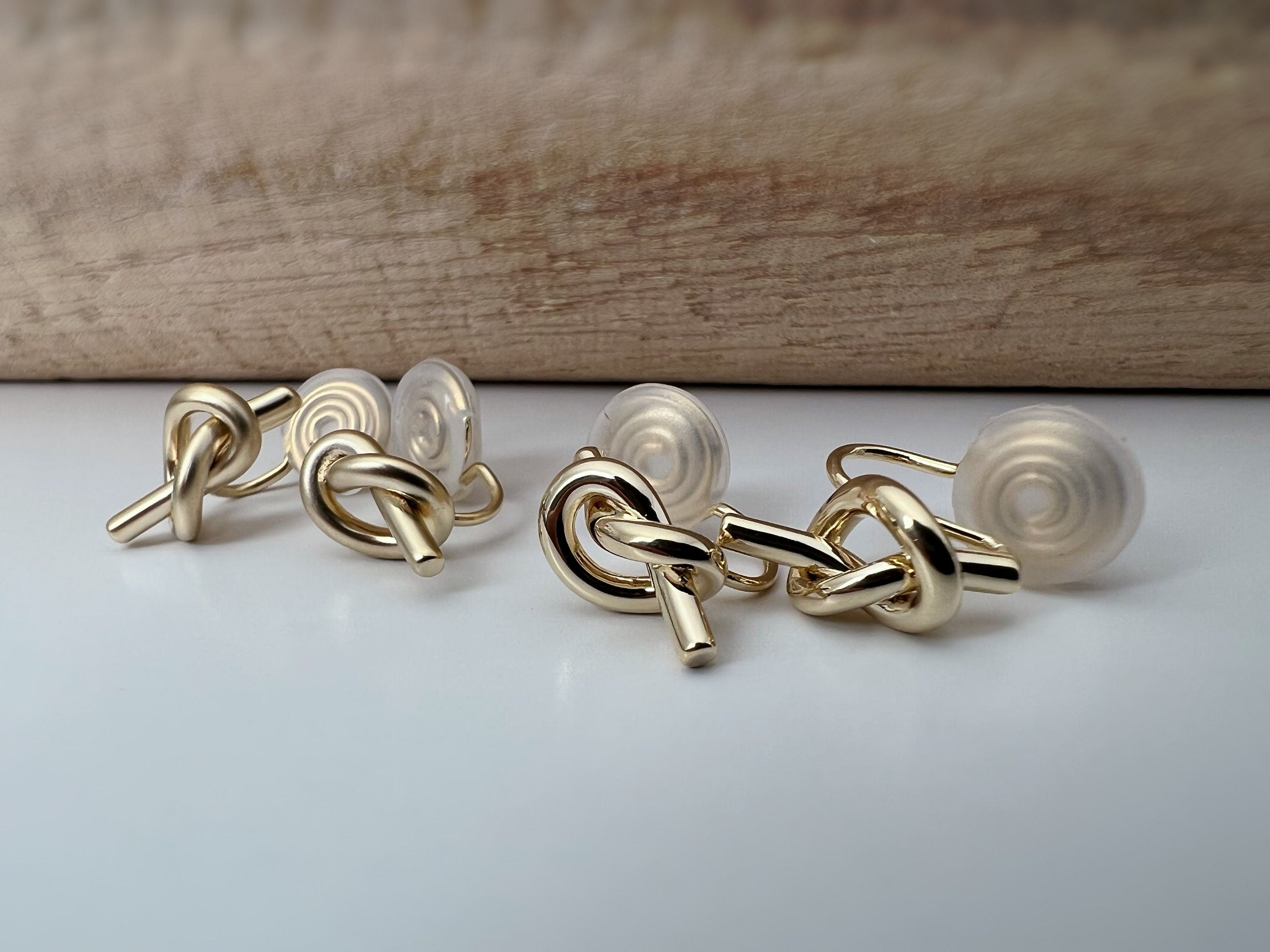 SANS DOULEUR ! Boucles d'oreilles CLIPS U spirale nœud couleur Or / Or Mat. Clips d'oreilles confortable Boucles Délicates