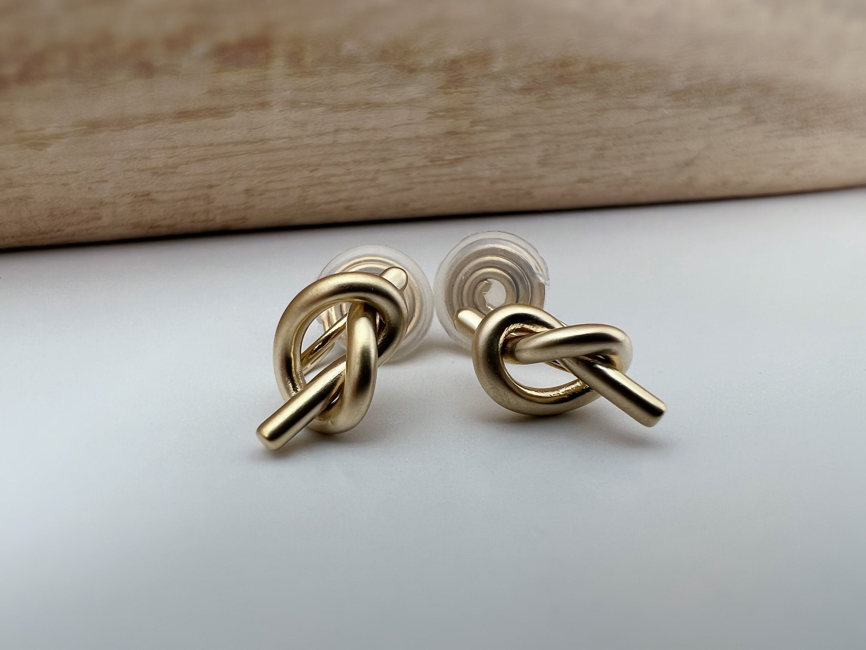 SANS DOULEUR ! Boucles d'oreilles CLIPS U spirale nœud couleur Or / Or Mat. Clips d'oreilles confortable Boucles Délicates