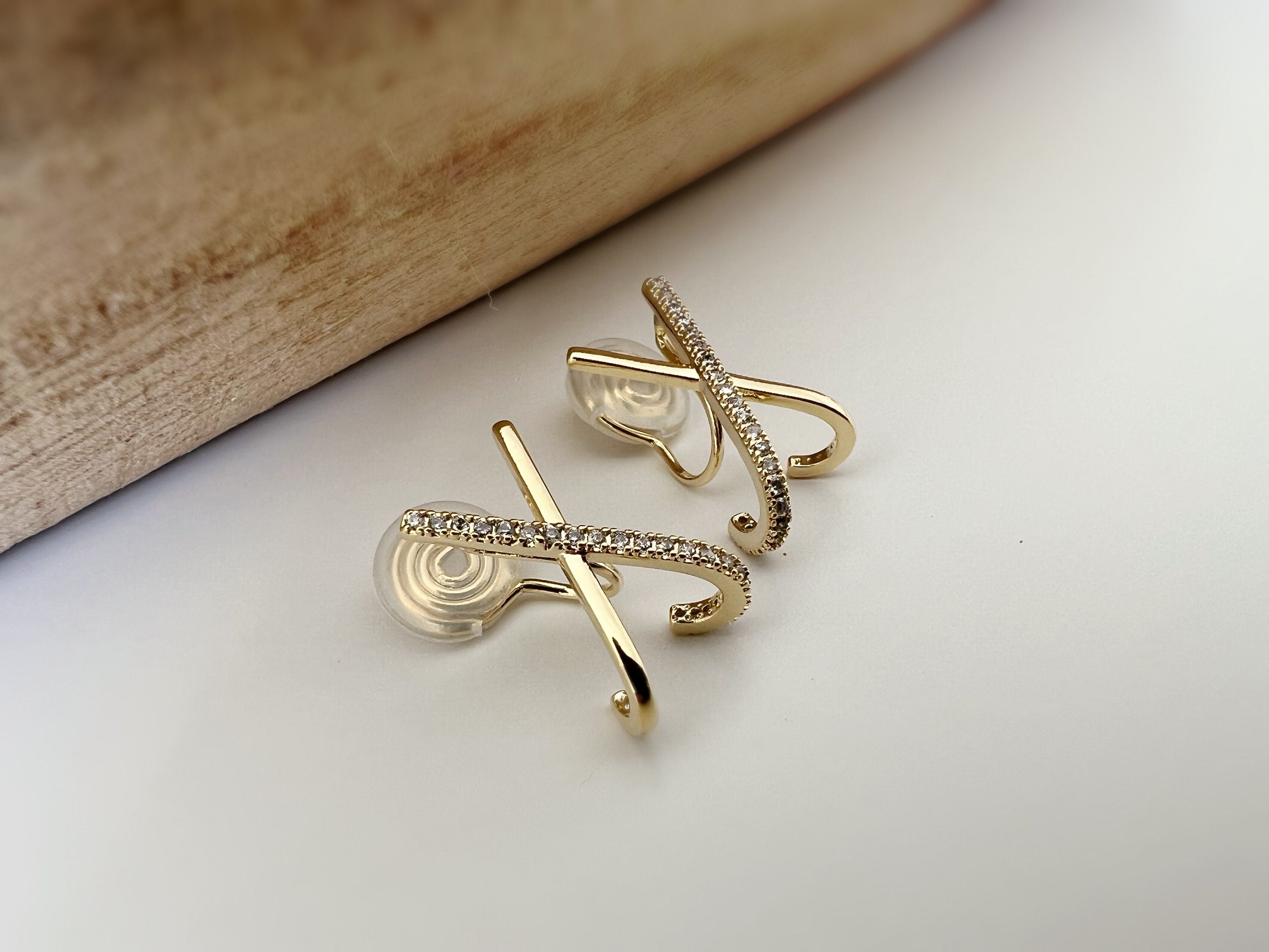 SANS DOULEUR ! Boucles d'oreilles CLIPS U spirale Croix strass Mini Zircon plaqué d'Or. Clips d'oreilles confortable.