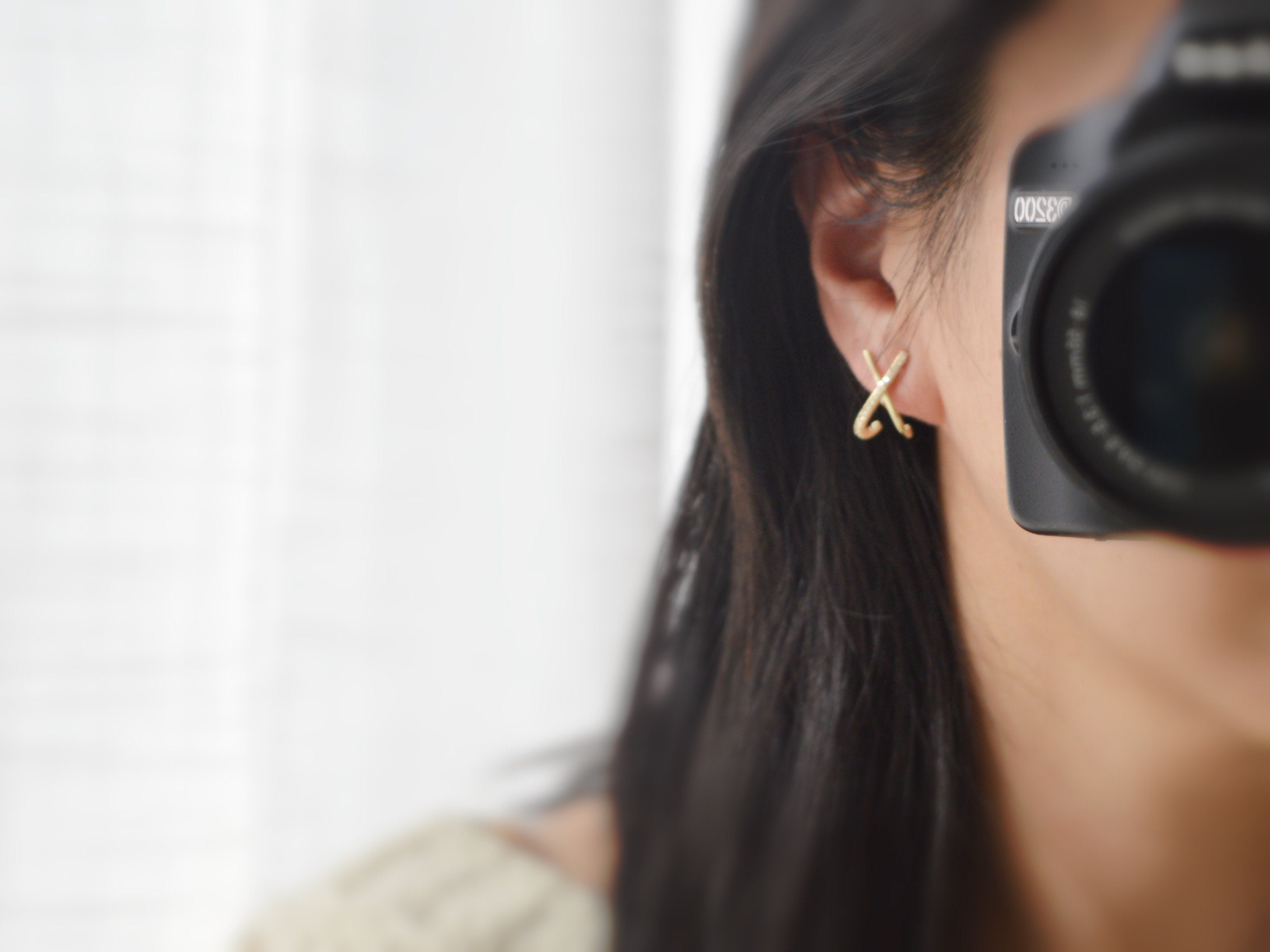 SANS DOULEUR ! Boucles d'oreilles CLIPS U spirale Croix strass Mini Zircon plaqué d'Or. Clips d'oreilles confortable.