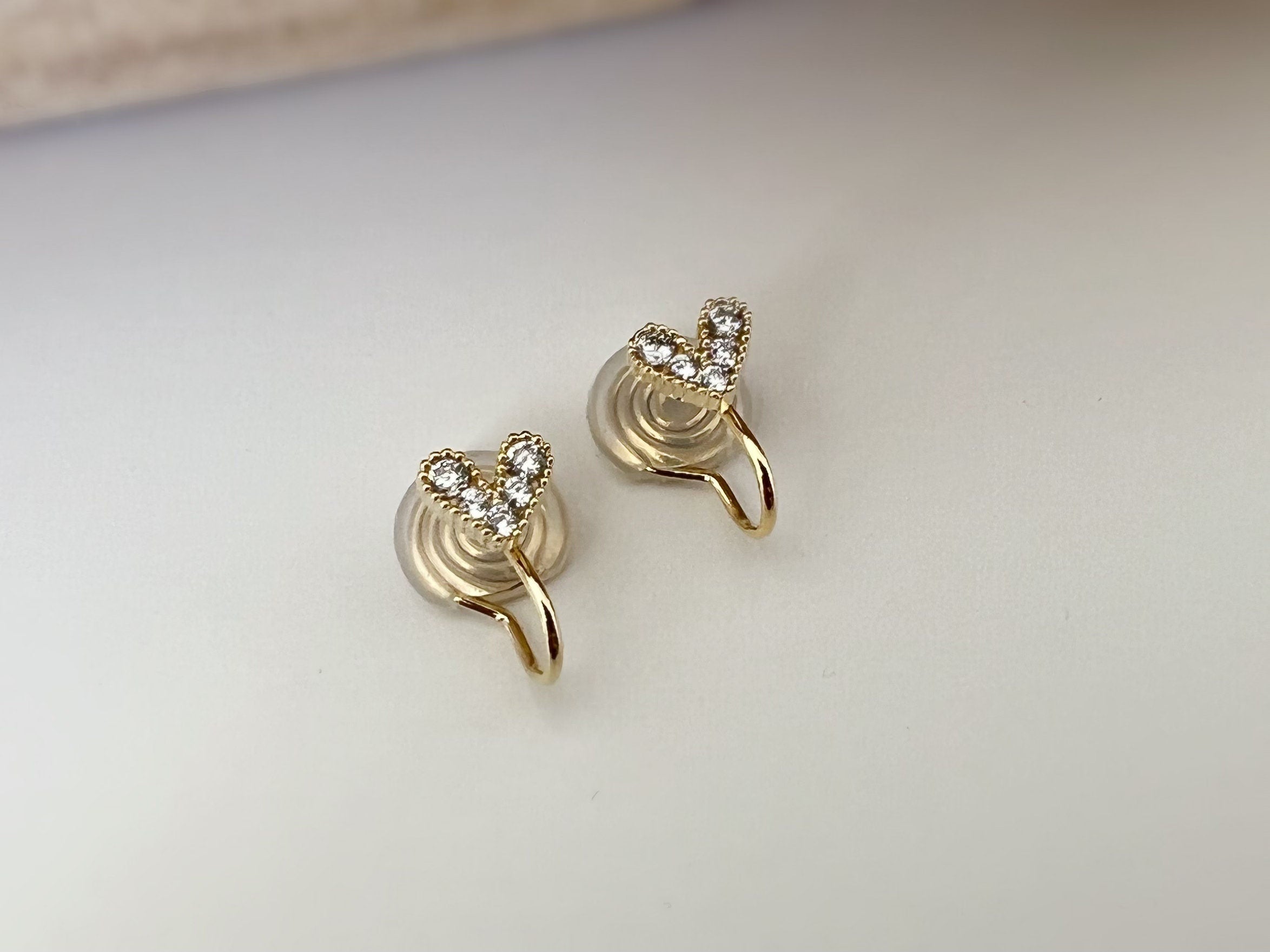 SANS DOULEUR ! Boucles d'oreilles CLIPS U spirale Mini Coeur strass Mini Zircon plaqué d'Or. Clips d'oreilles confortable.