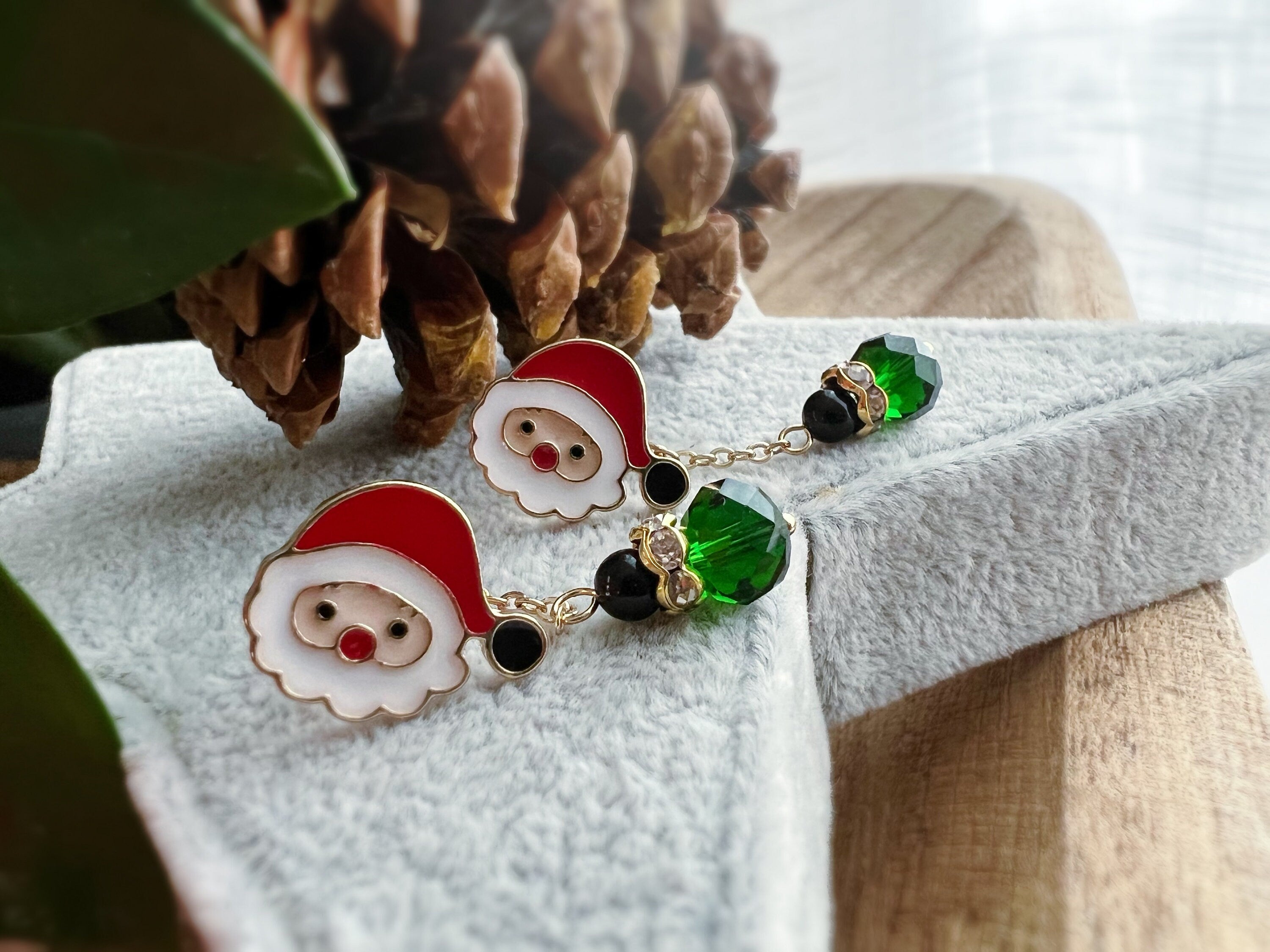 Père Noël . Clips Invisible Recto-Verso, Perle agate noir Perle verre vert facette. Cadeaux Noël Prêt à offrir