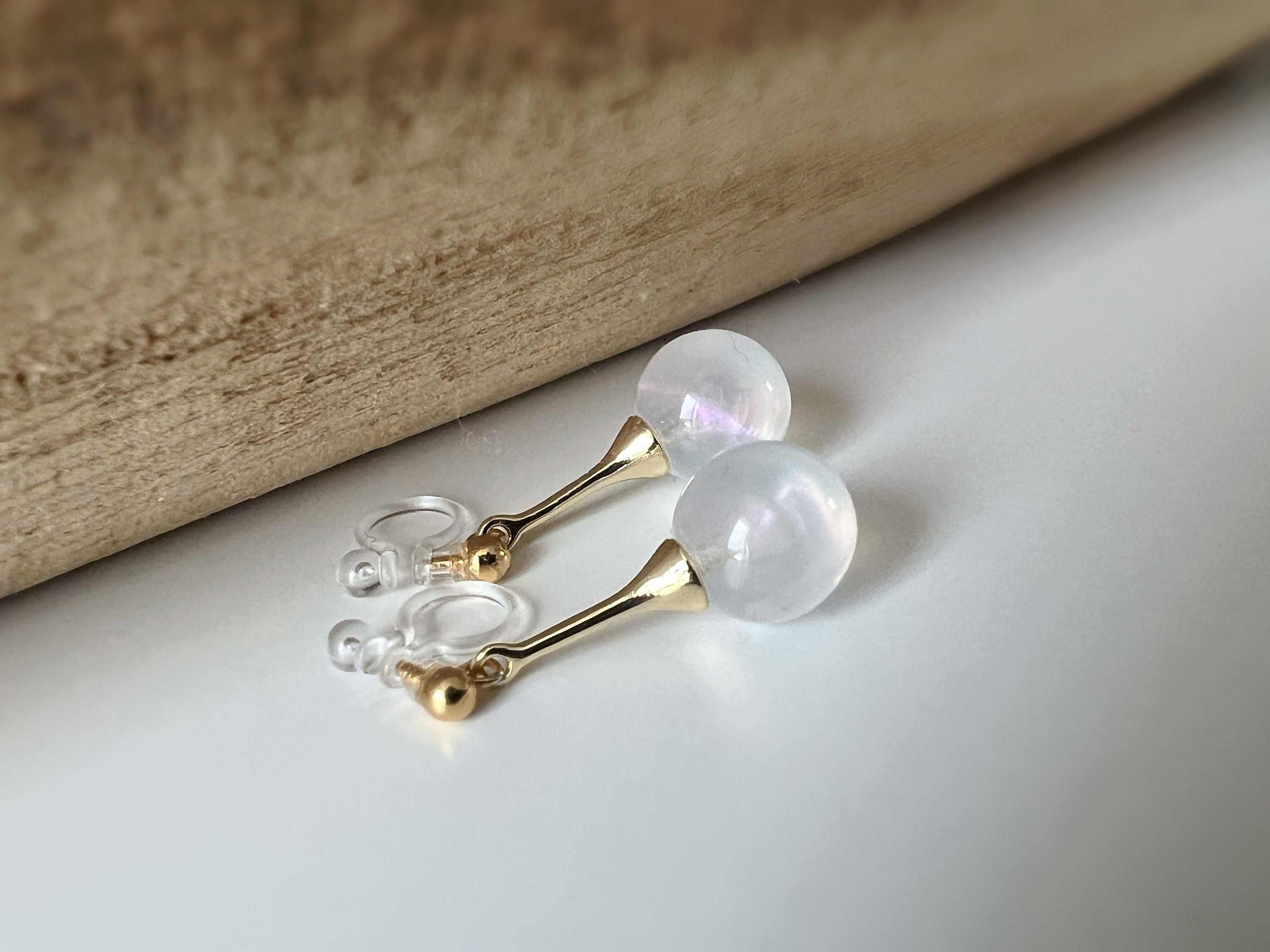 Boucles d'oreilles CLIPS invisibles Perles blanches laiteuses, bijoux minimaliste doré. Clips d'oreilles