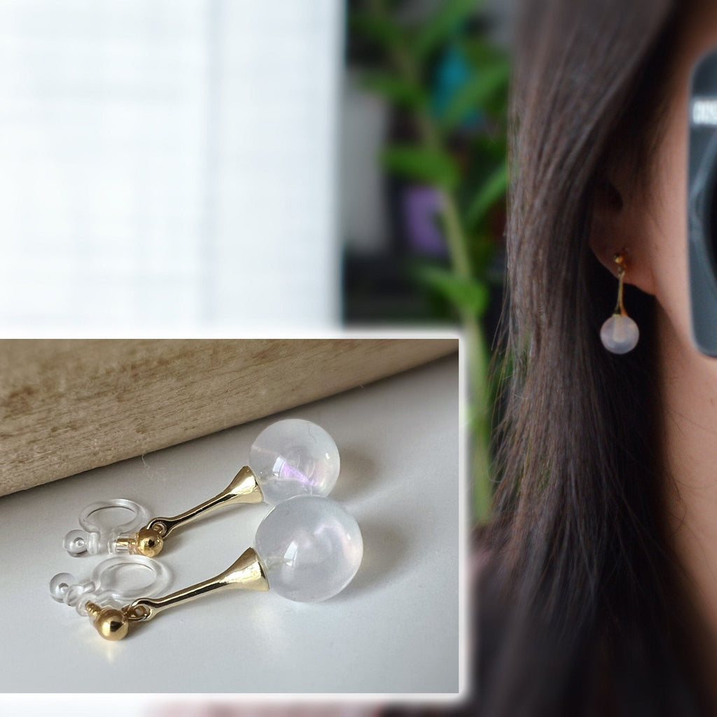 Boucles d'oreilles CLIPS invisibles Perles blanches laiteuses, bijoux minimaliste doré. Clips d'oreilles