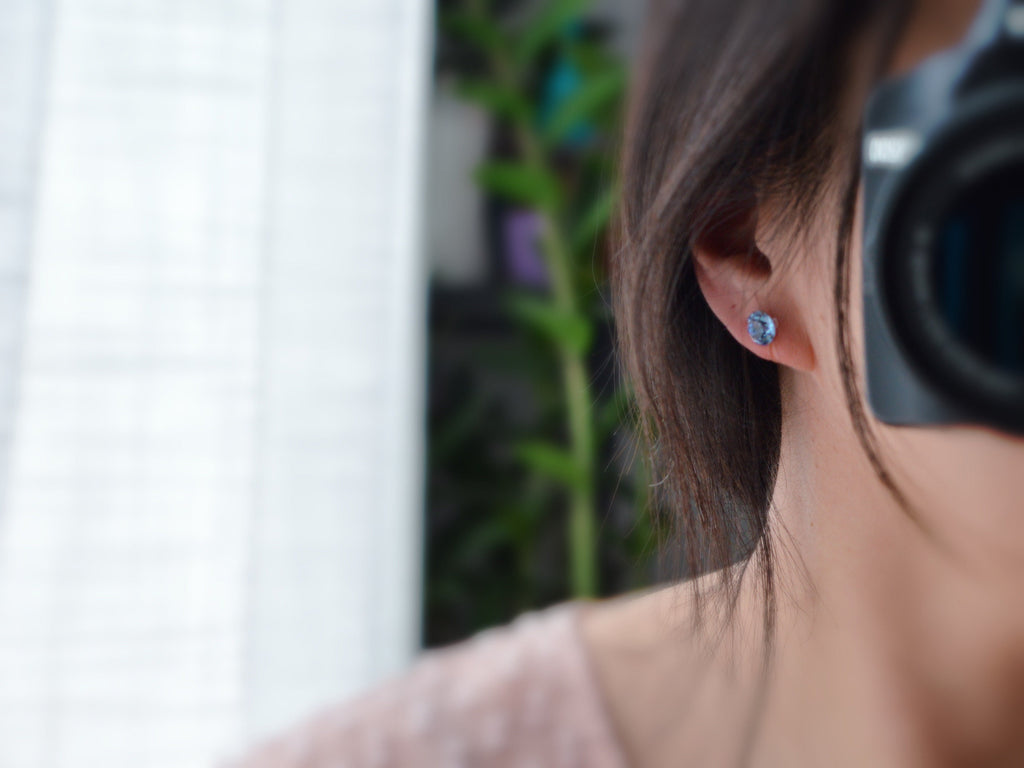 Boucles d'oreilles Clips invisible Rond LIGHT SAPPHIRE Cristaux PureCristal Clips d'Oreille Petit Rond Bleu gris, Bijoux Minimaliste