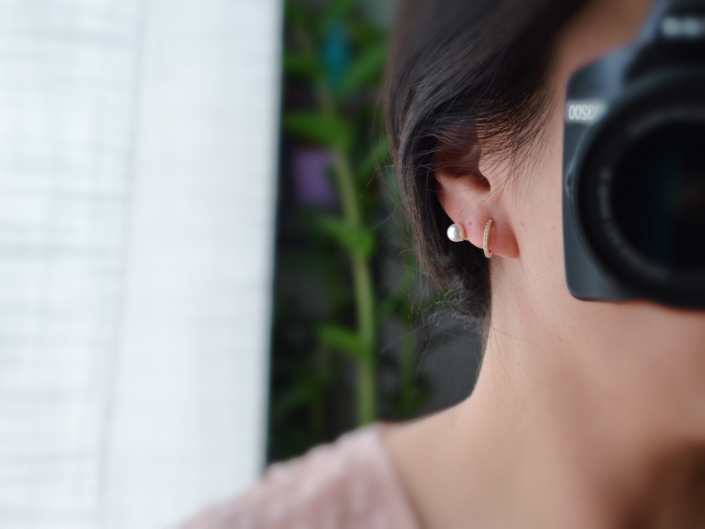 SANS DOULEUR ! Boucles d'oreilles CLIPS U spirale Croix Mini Pierres Zircon Perle blanche 6mm, plaqué d'Or. Clips d'oreilles confortable.