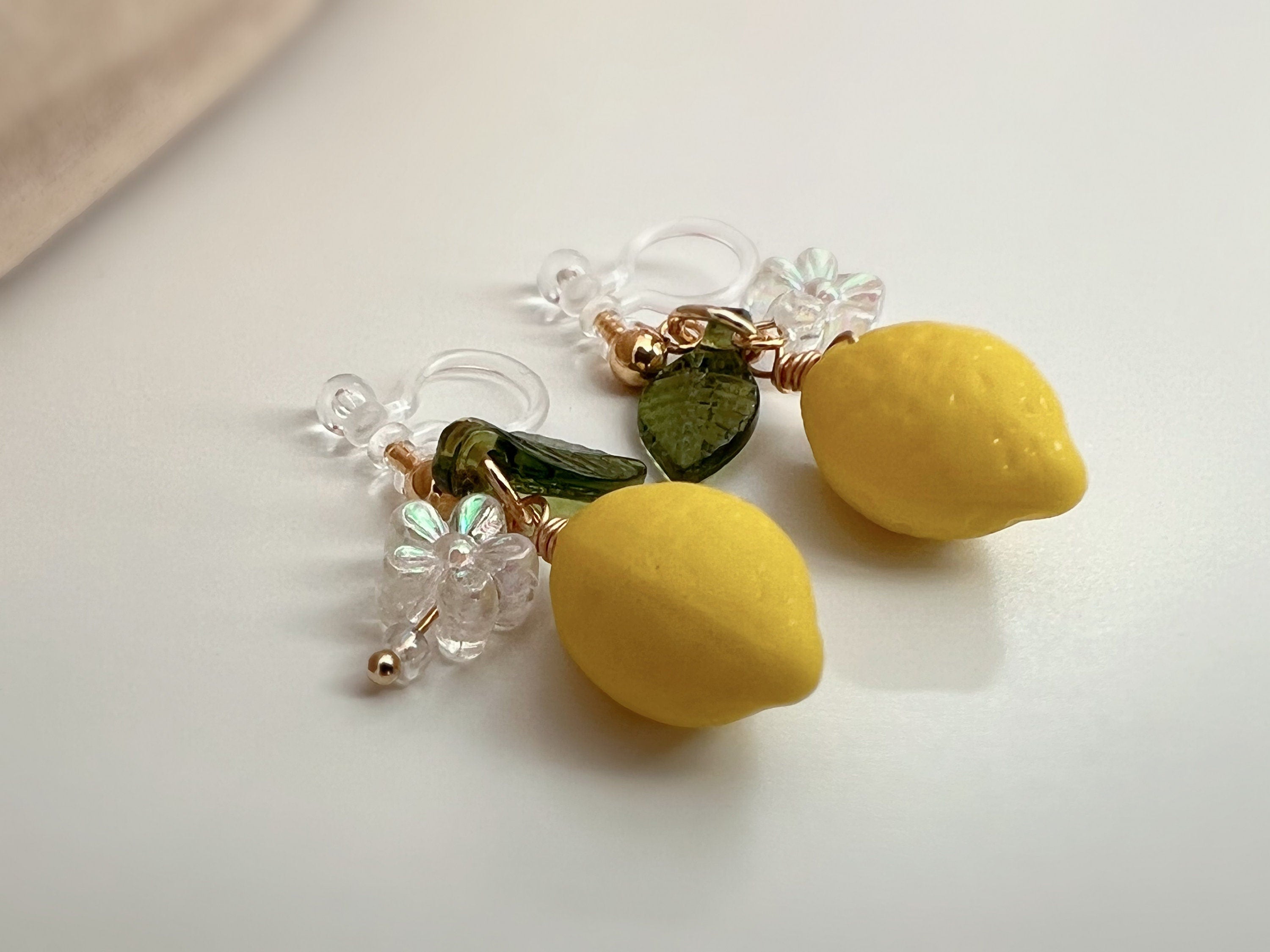 Sweet Citron jaune Feuille verte Mini fleur Transparente. Clips d'oreilles invisibles doré, Oreilles non percée, prêt à offrir