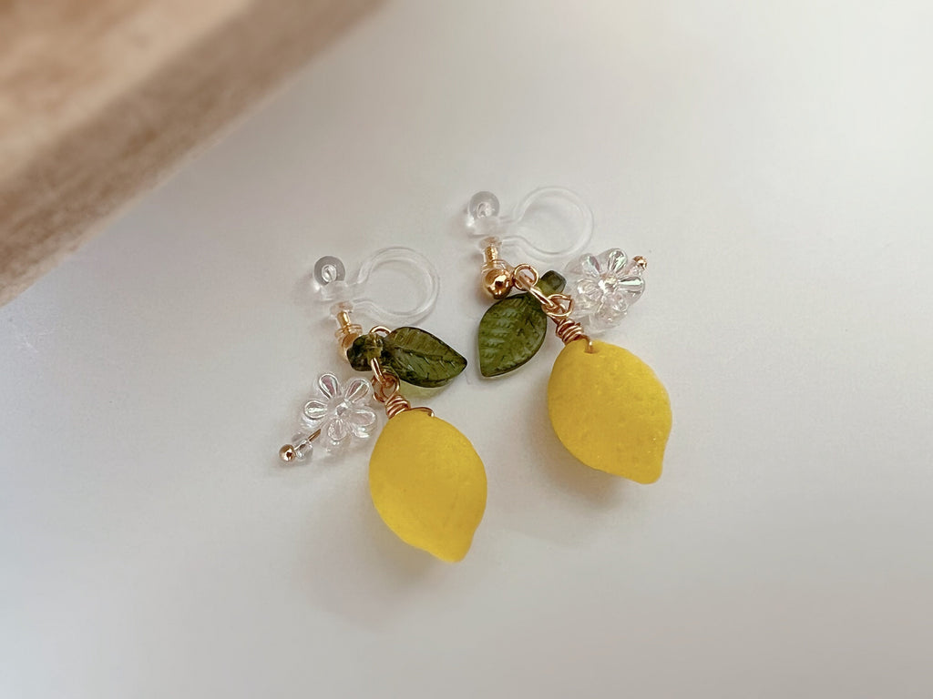 Sweet Citron jaune Feuille verte Mini fleur Transparente. Clips d'oreilles invisibles doré, Oreilles non percée, prêt à offrir