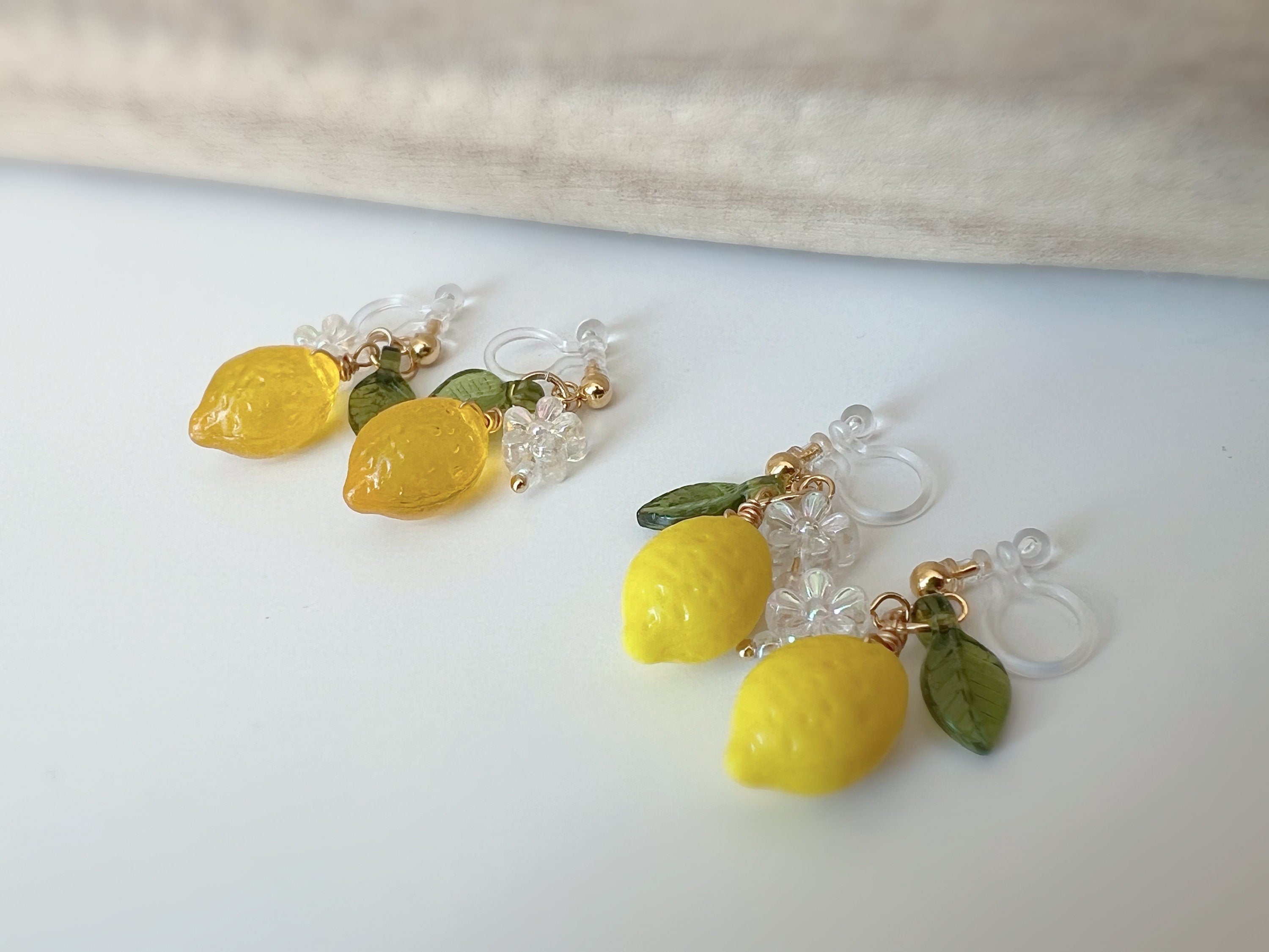 Sweet Citron jaune Feuille verte Mini fleur Transparente. Clips d'oreilles invisibles doré, Oreilles non percée, prêt à offrir
