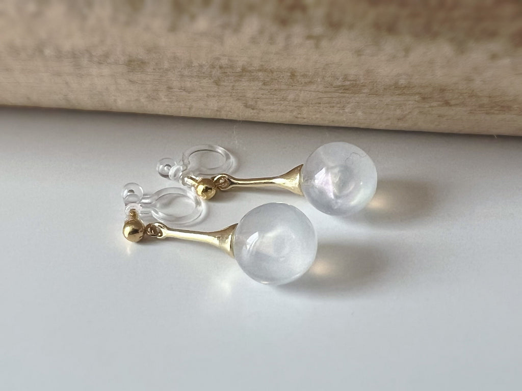 Boucles d'oreilles CLIPS invisibles Perles blanches laiteuses, bijoux minimaliste doré. Clips d'oreilles