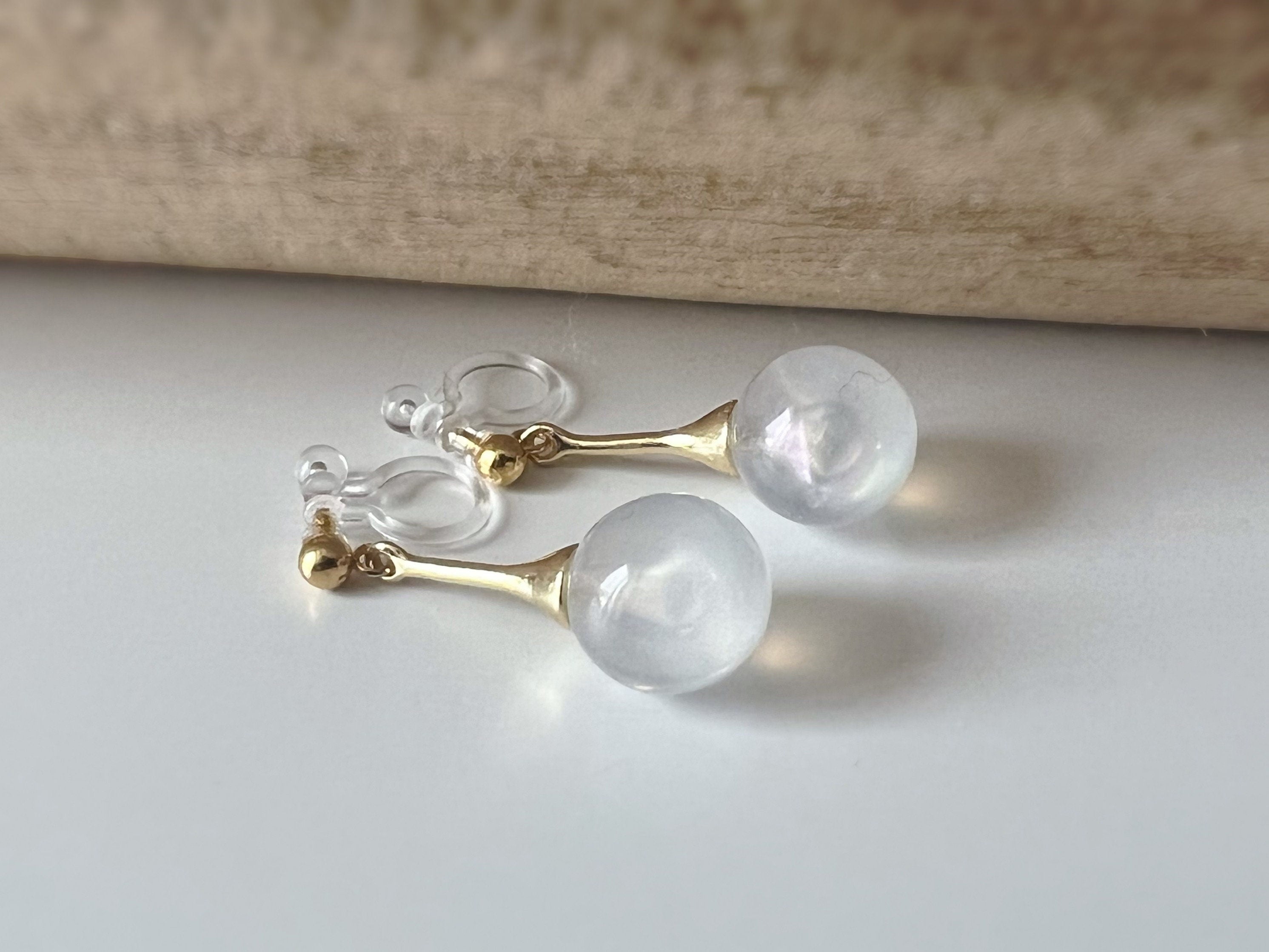 Boucles d'oreilles CLIPS invisibles Perles blanches laiteuses, bijoux minimaliste doré. Clips d'oreilles