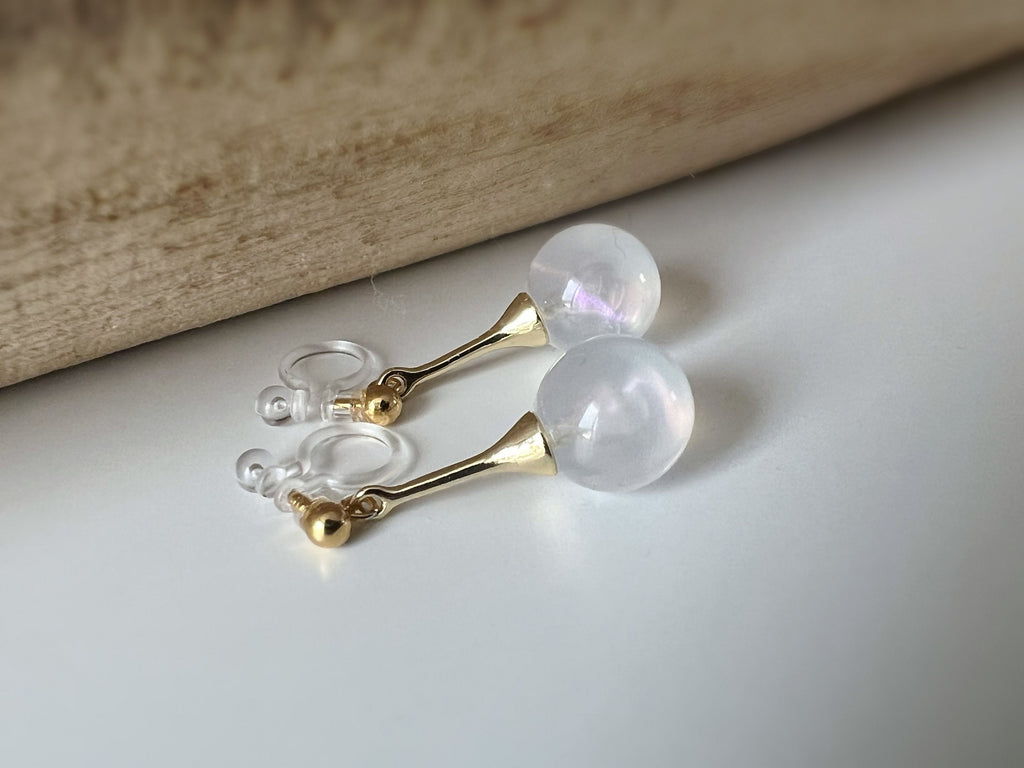 Boucles d'oreilles CLIPS invisibles Perles blanches laiteuses, bijoux minimaliste doré. Clips d'oreilles