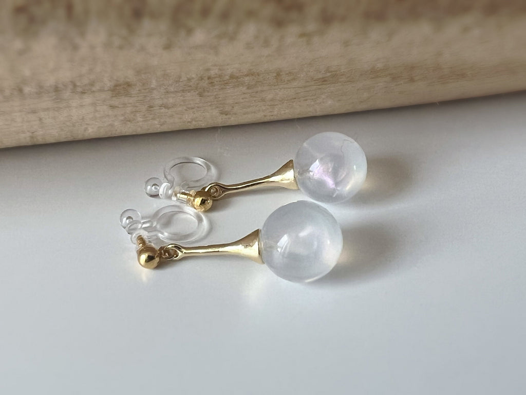 Boucles d'oreilles CLIPS invisibles Perles blanches laiteuses, bijoux minimaliste doré. Clips d'oreilles