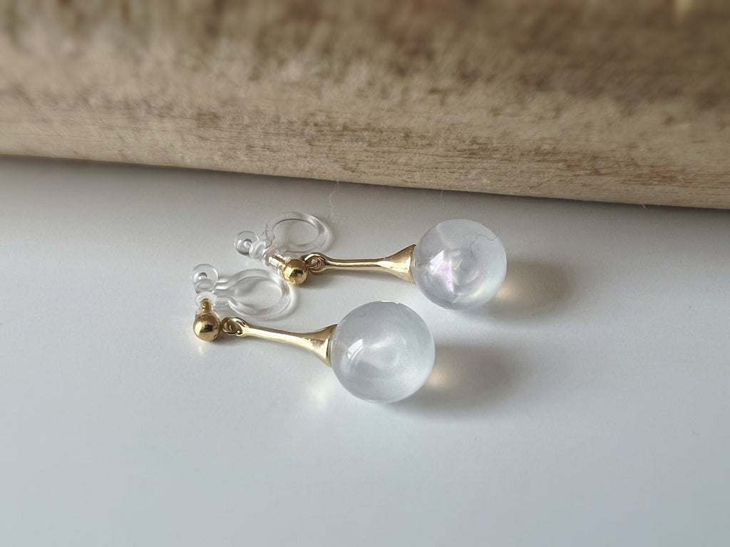Boucles d'oreilles CLIPS invisibles Perles blanches laiteuses, bijoux minimaliste doré. Clips d'oreilles