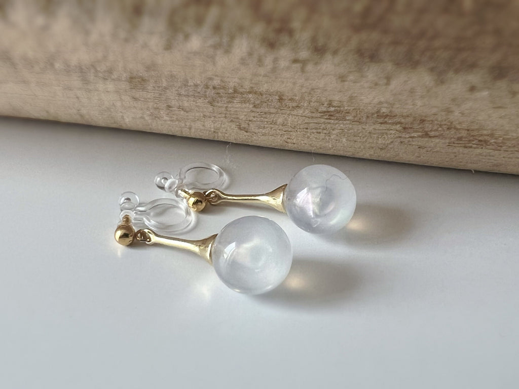 Boucles d'oreilles CLIPS invisibles Perles blanches laiteuses, bijoux minimaliste doré. Clips d'oreilles