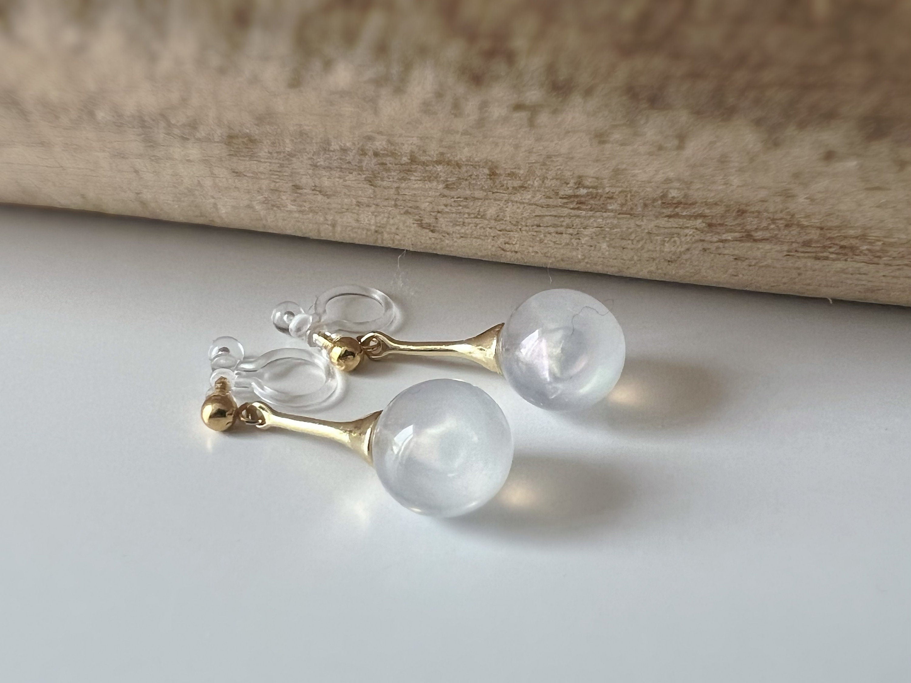 Boucles d'oreilles CLIPS invisibles Perles blanches laiteuses, bijoux minimaliste doré. Clips d'oreilles